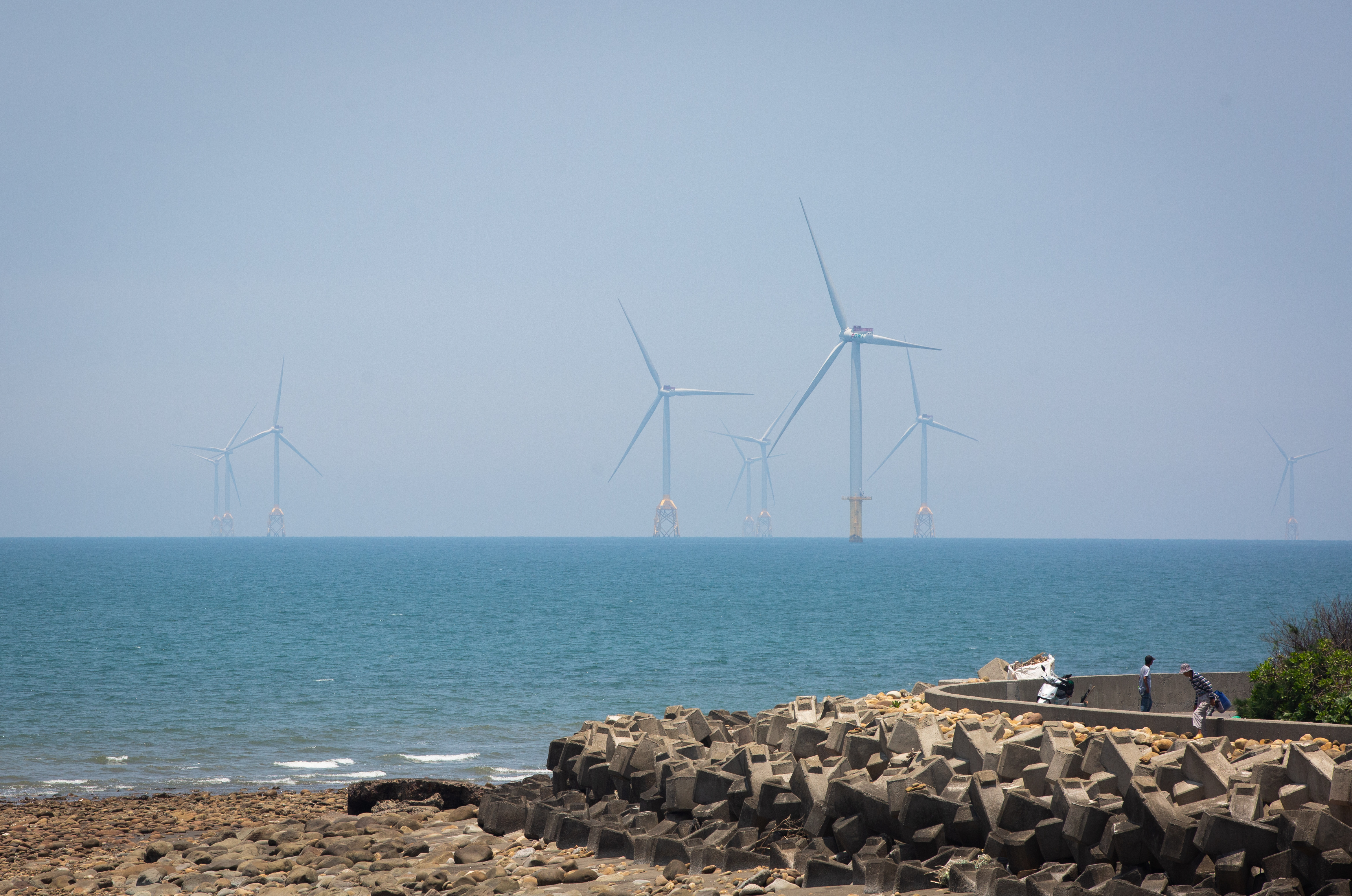 經濟部能源署表示，丹娜絲颱風侵襲，所有離岸風場並無損壞，而部分光電設施因陣風過大（17級陣風）導致輕微受損。（本刊資料照）