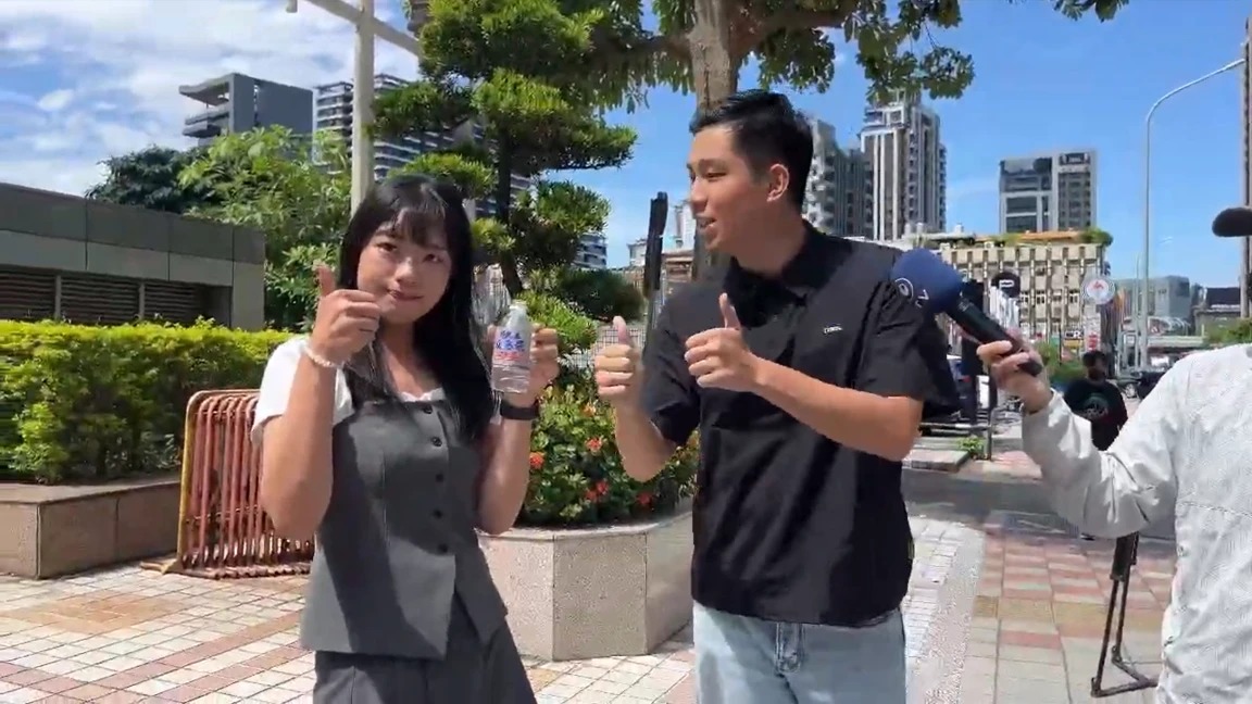 國民黨發言人楊智伃接過陳聖文送的「核料廢水」，當場霸氣猛灌礦泉水，讓一旁陳聖文當場傻眼。（國民黨提供）