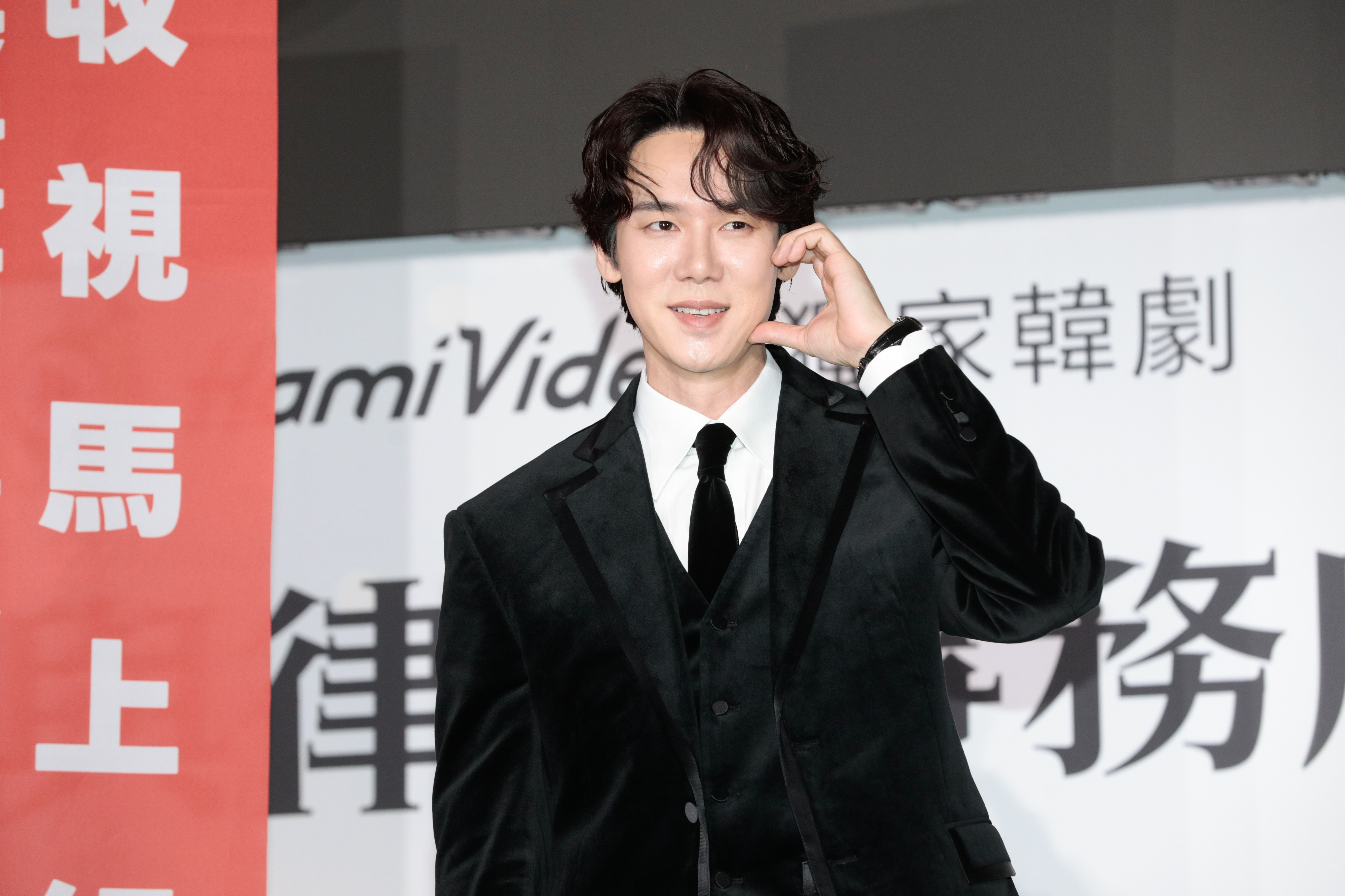 柳演錫今(3日)特地出席新劇《神與律師事務所》記者會,元宵節吃湯圓開心稱讚:「金齁呷!」