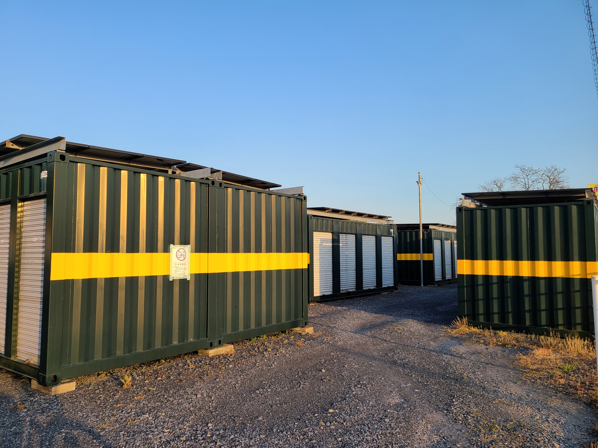 韋德花410美元買下廢棄倉庫，沒想到竟發現內部堆置大量名牌包跟鞋。（示意圖，photoAC）