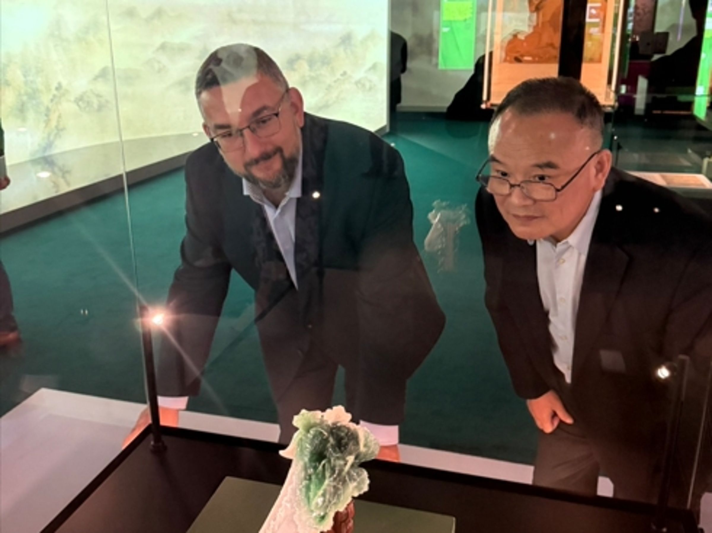 「翠玉白菜」捷克展出遭恐攻威脅。圖為捷克國家博物館長盧卡其(左)與故宮院長蕭宗煌(右)一起欣賞翠玉白菜。(翻攝自故宮官網)