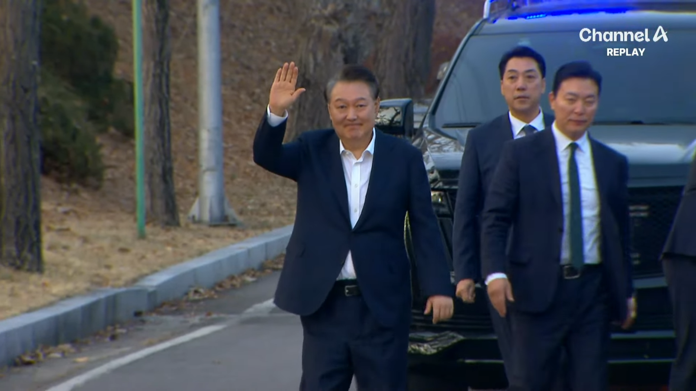 尹錫悅被拘留52天後獲釋,支持者熱烈歡呼迎接。(翻攝自YouTube 채널A News)