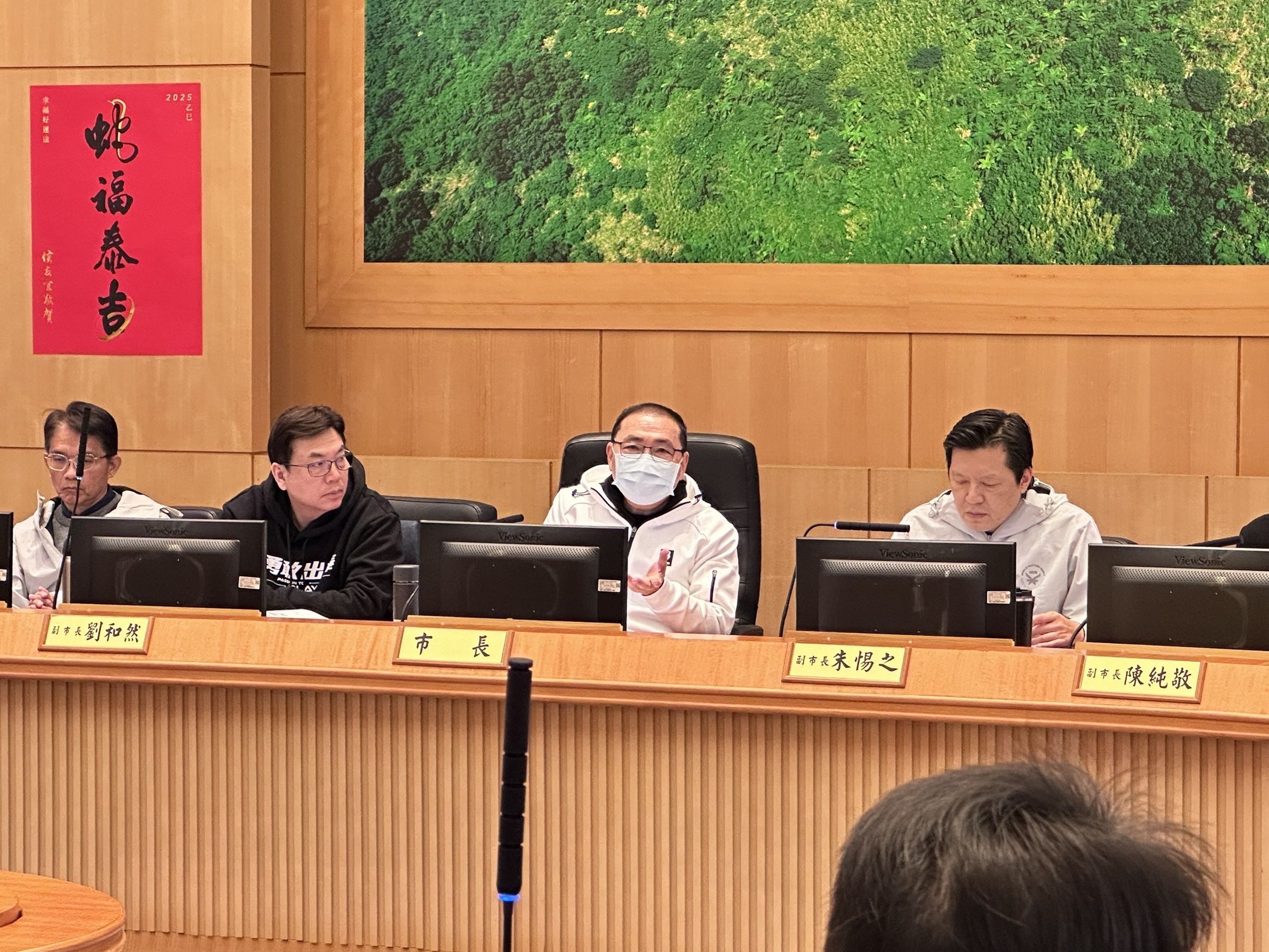 侯友宜提及,新北市公費流感疫苗所剩不多,正極力向中央爭取;至於政府禁用DeepSeek,侯稱應思考如何善用、應用AI。(新北市政府提供)