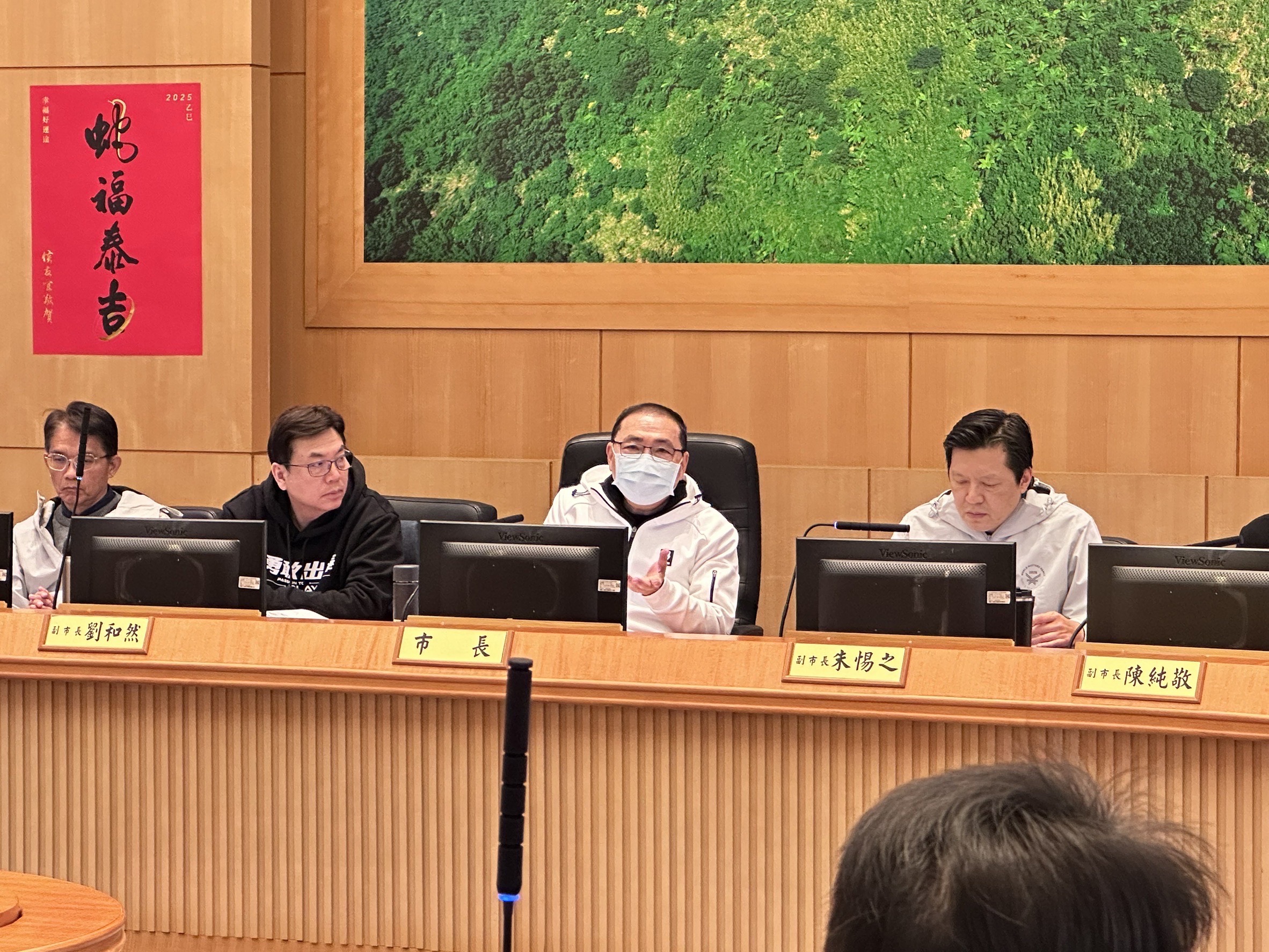 侯友宜提及,新北市公費流感疫苗所剩不多,正極力向中央爭取;至於政府禁用DeepSeek,侯稱應思考如何善用、應用AI。(新北市政府提供)