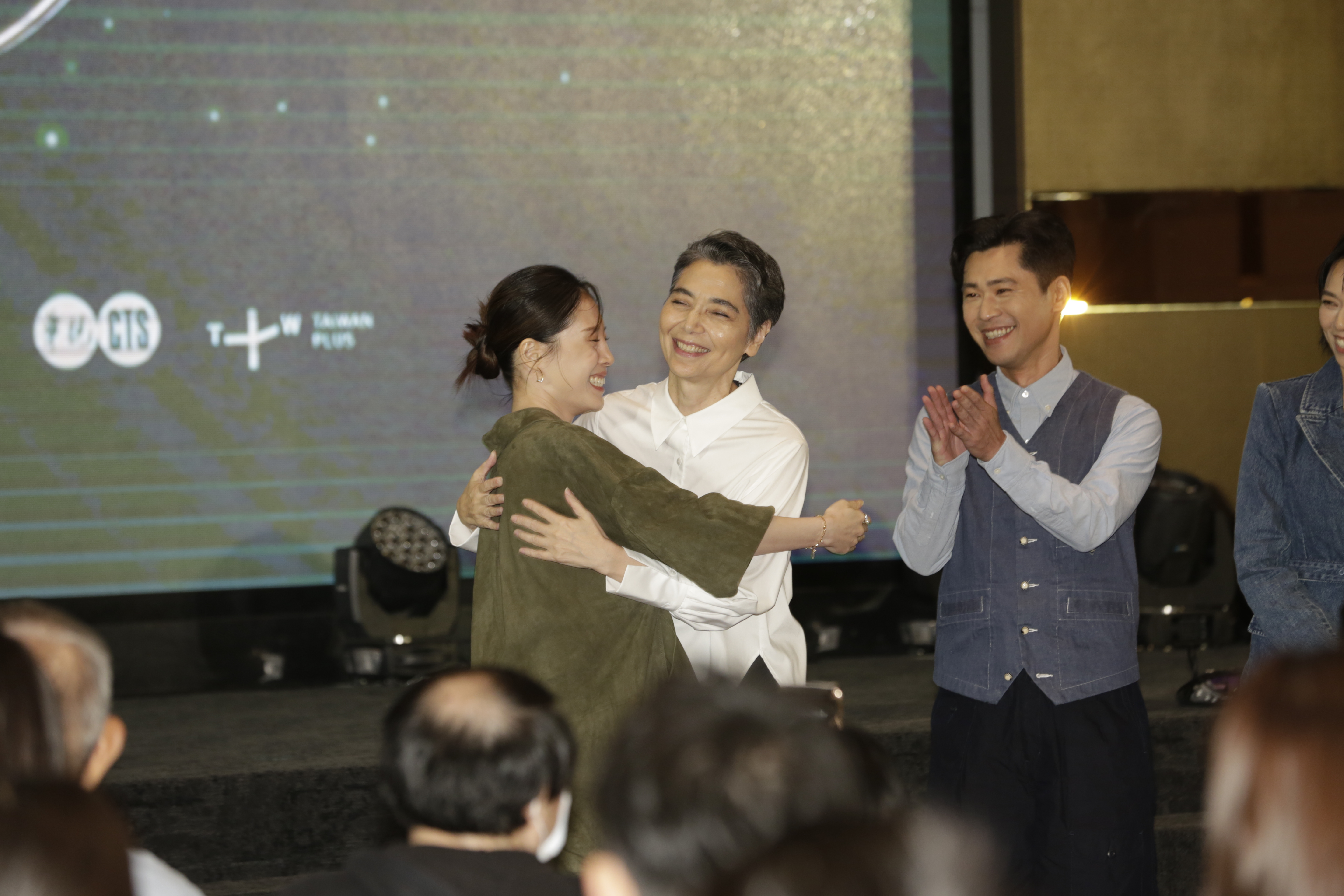 賴佩霞和同劇入圍女配角的蔡亘晏擁抱。