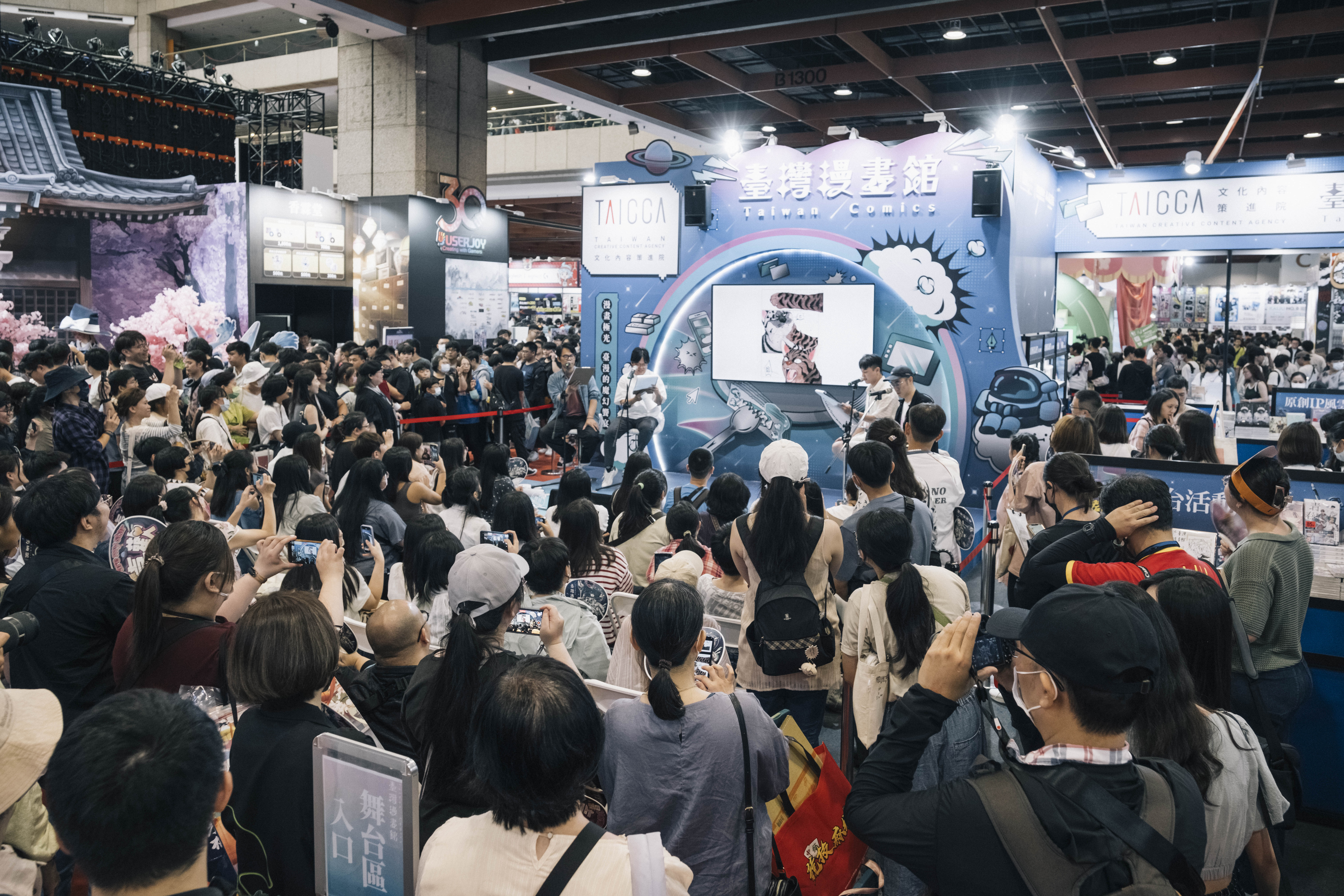 Podcast節目《好好說話好不好》的座談人氣爆棚，現場觀眾站滿舞台四周，展現「臺配」魅力！（文策院提供）