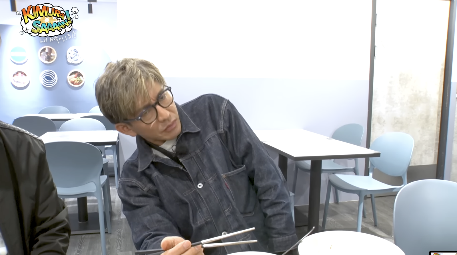 木村拓哉吃了一口酸辣乾拌麵,辣到坐不直。(截圖自kimura saaaan!YT)
