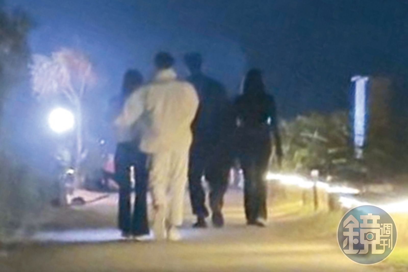 月光下，Andy老師（左二）伸手親密摟住李郁涵（左一）的腰。（讀者提供）