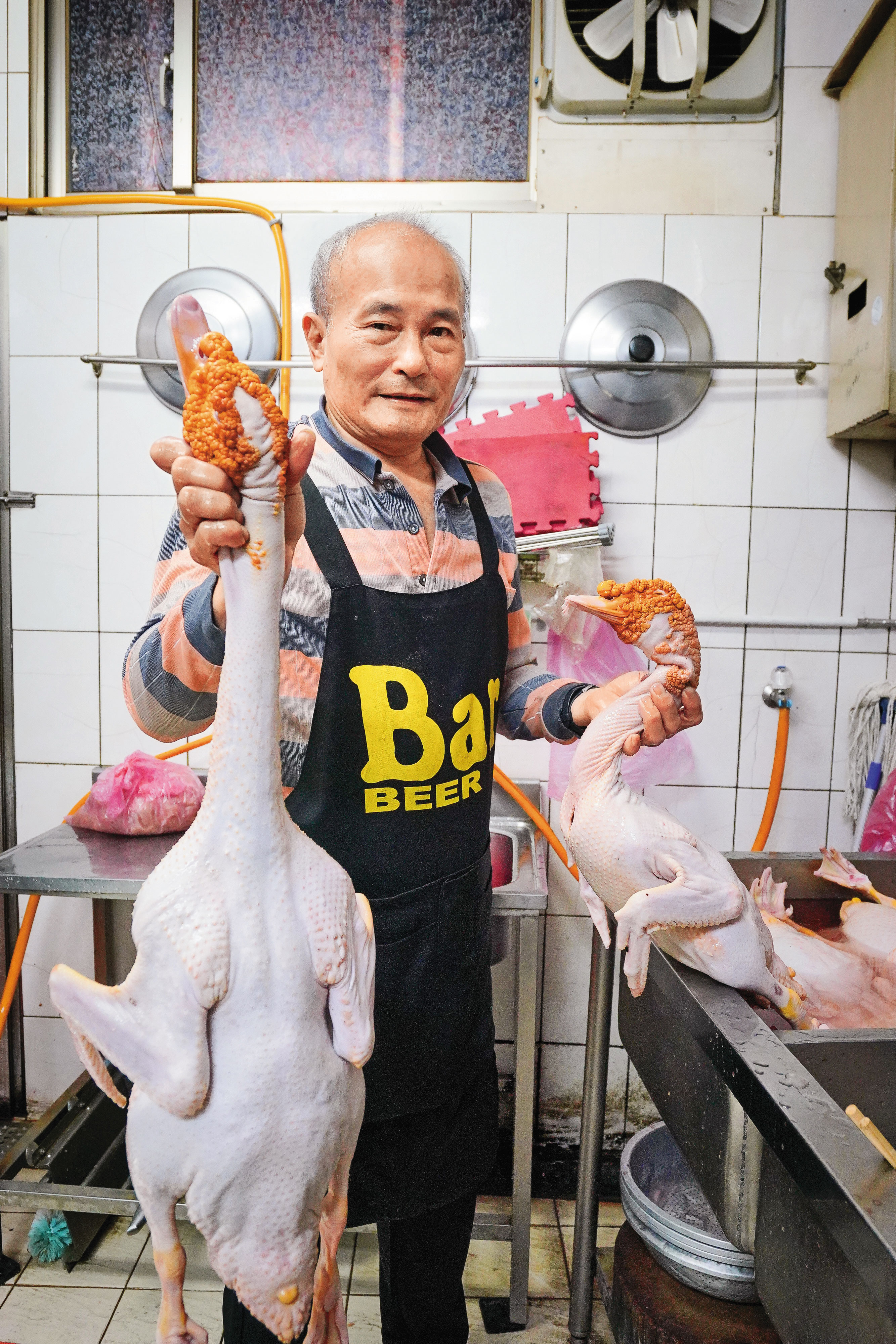 侯翔笙的薑母鴨只用養足1年的紅面番鴨公、重達8斤，整理1隻鴨需花1小時。