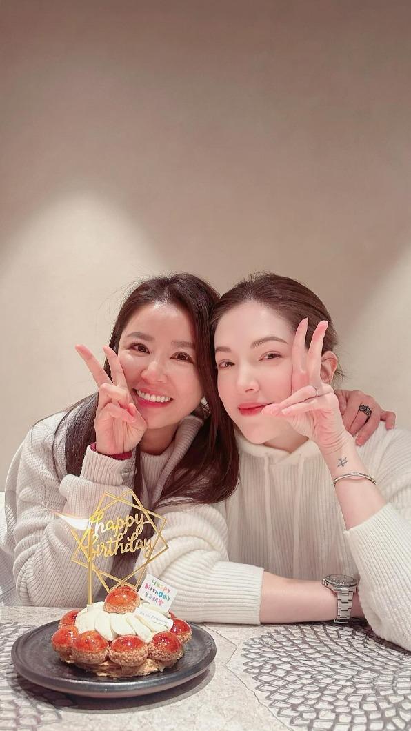 好默契的2人都穿白色針織衫，素素淨淨顯女神樣。（翻攝自林心如臉書）