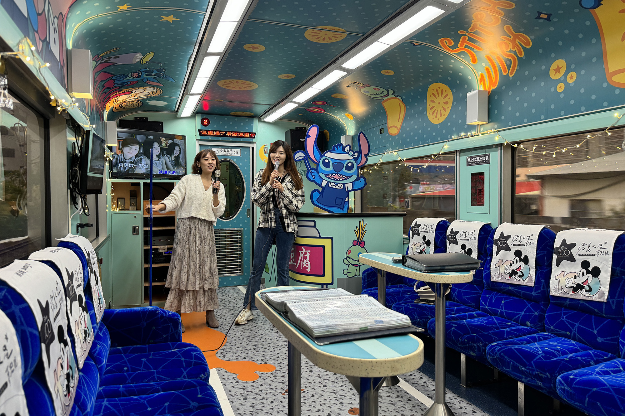 由易遊網旅行社推出的「環島之星夢想號—迪士尼主題列車」，除了一般座位區，亦設有KTV車廂，非常適合各種族群一起出遊。