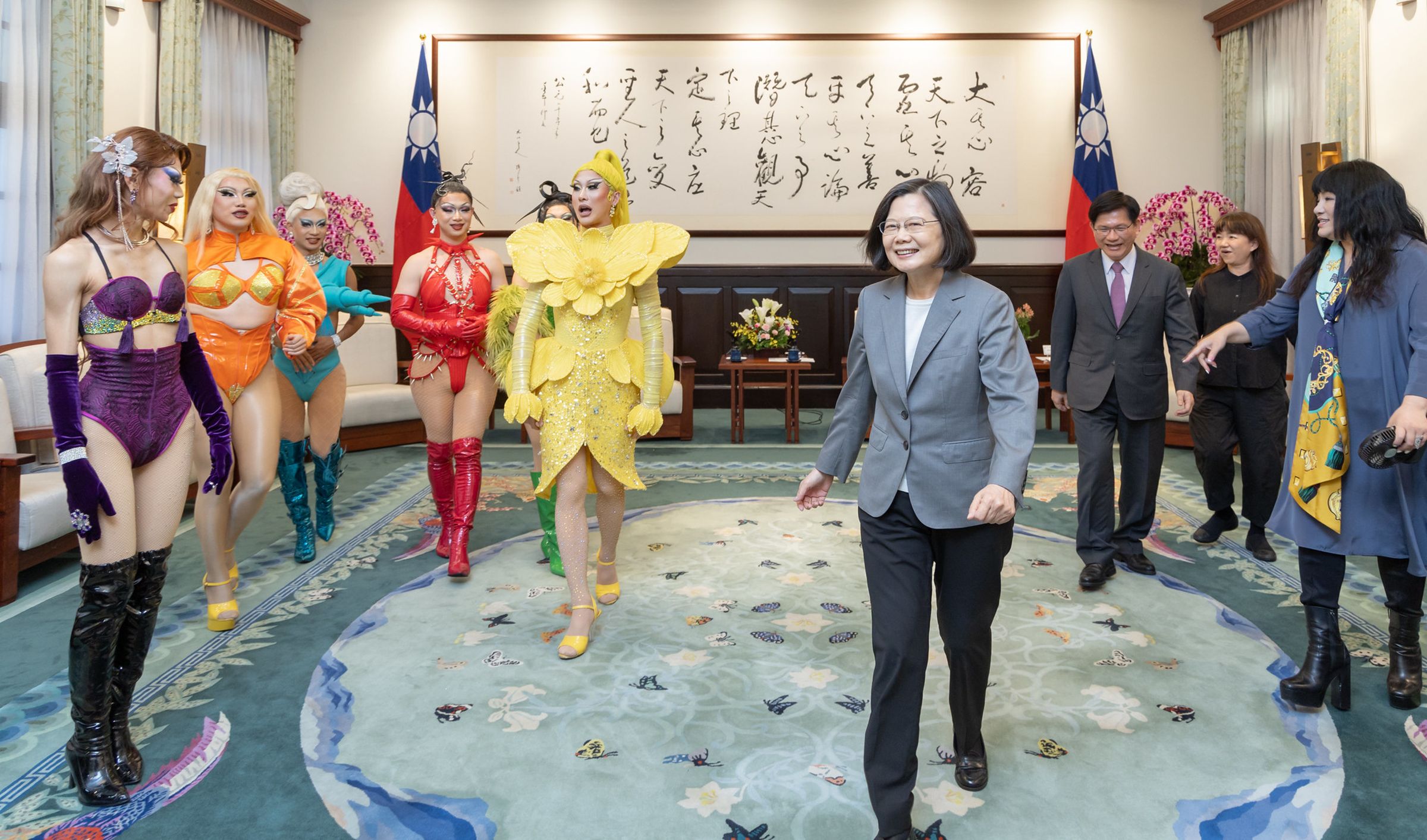 蔡英文今邀請妮妃雅與變裝皇后來到總統府，在府中上演變裝皇后演出。（總統府提供）