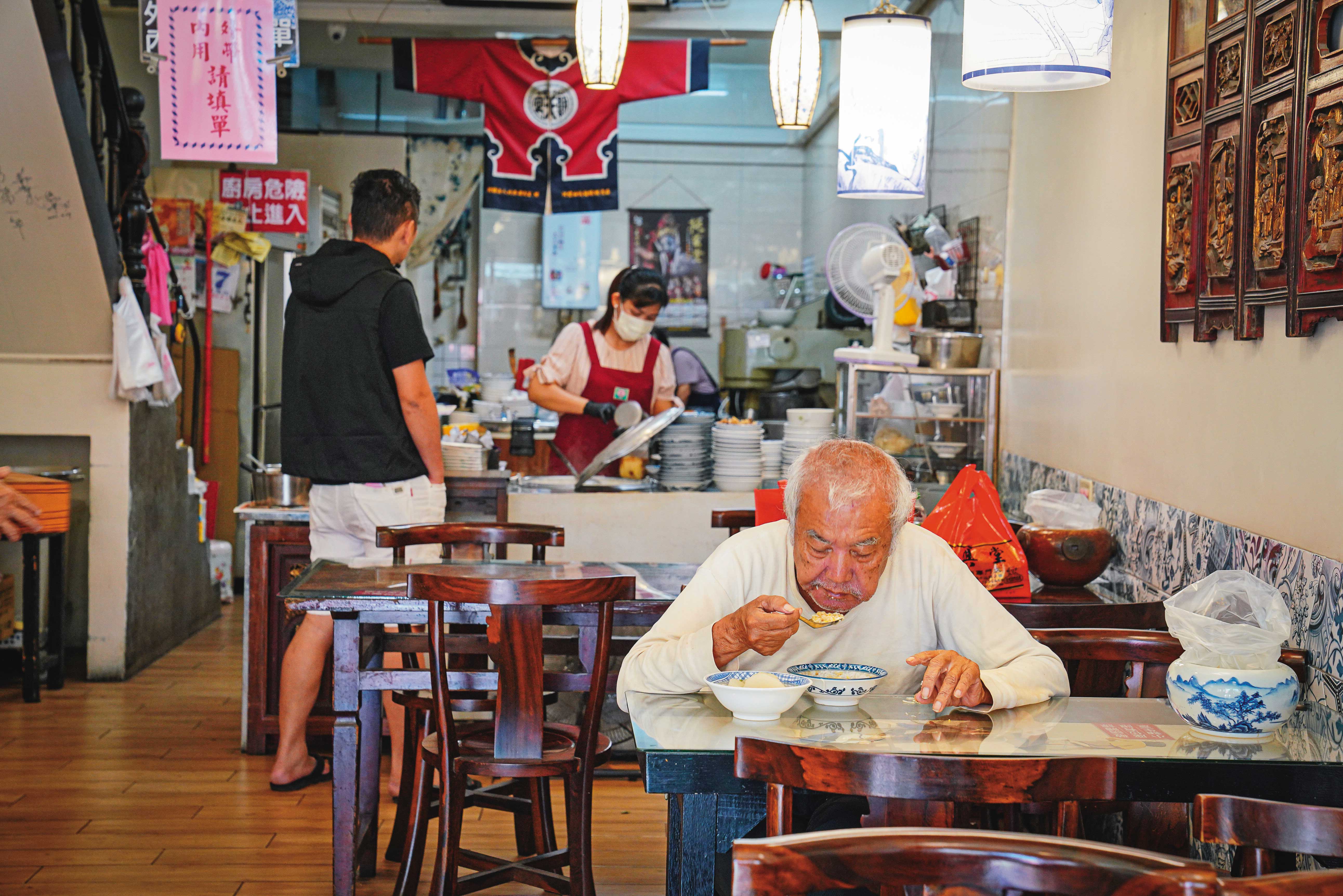 麵線糊配油飯，是許多北港人的早餐「標配」。