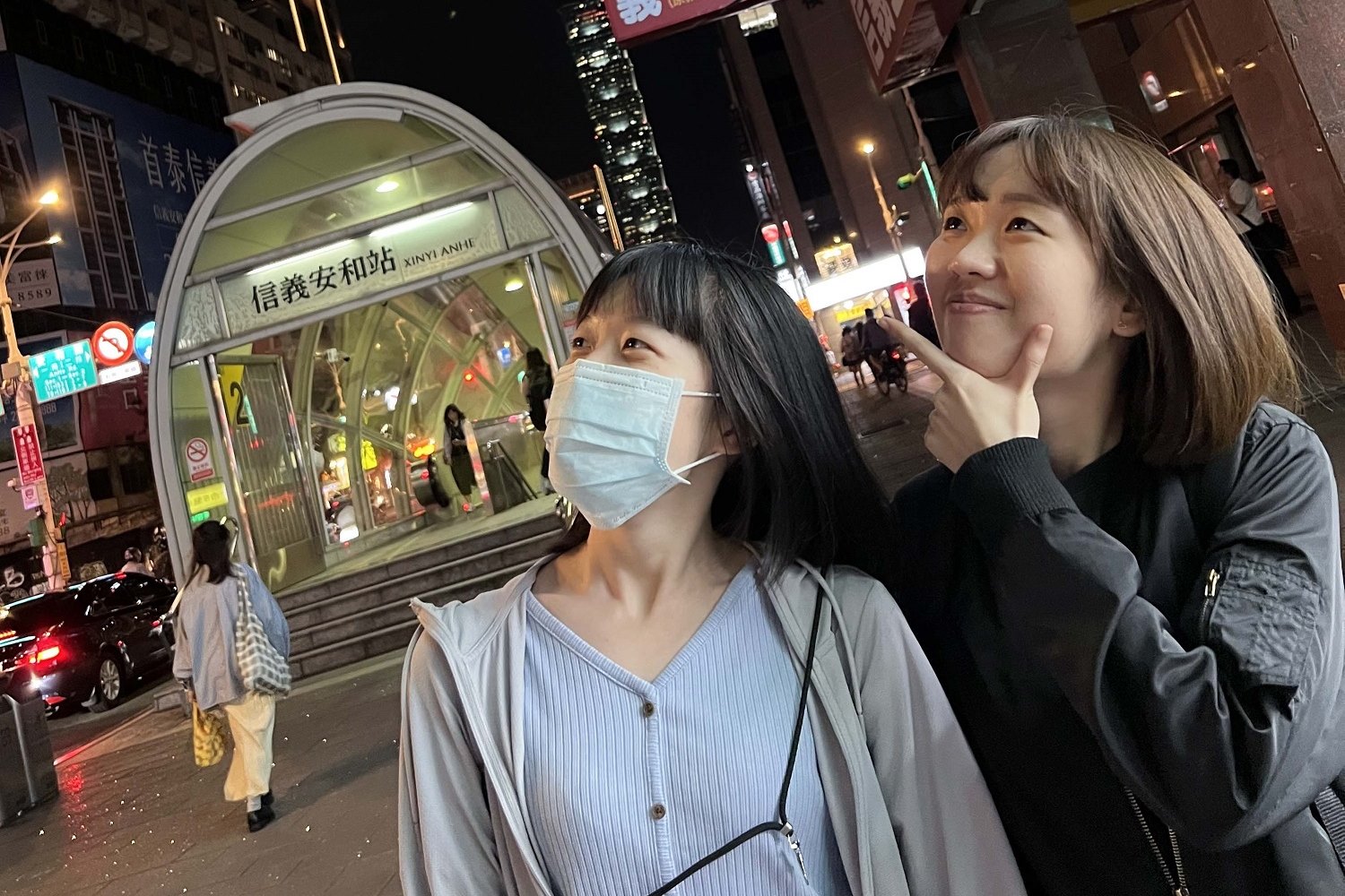 永慶房屋健走賽採團隊戰，同隊的夥伴相約一起完成任務，透過運動凝聚向心力。