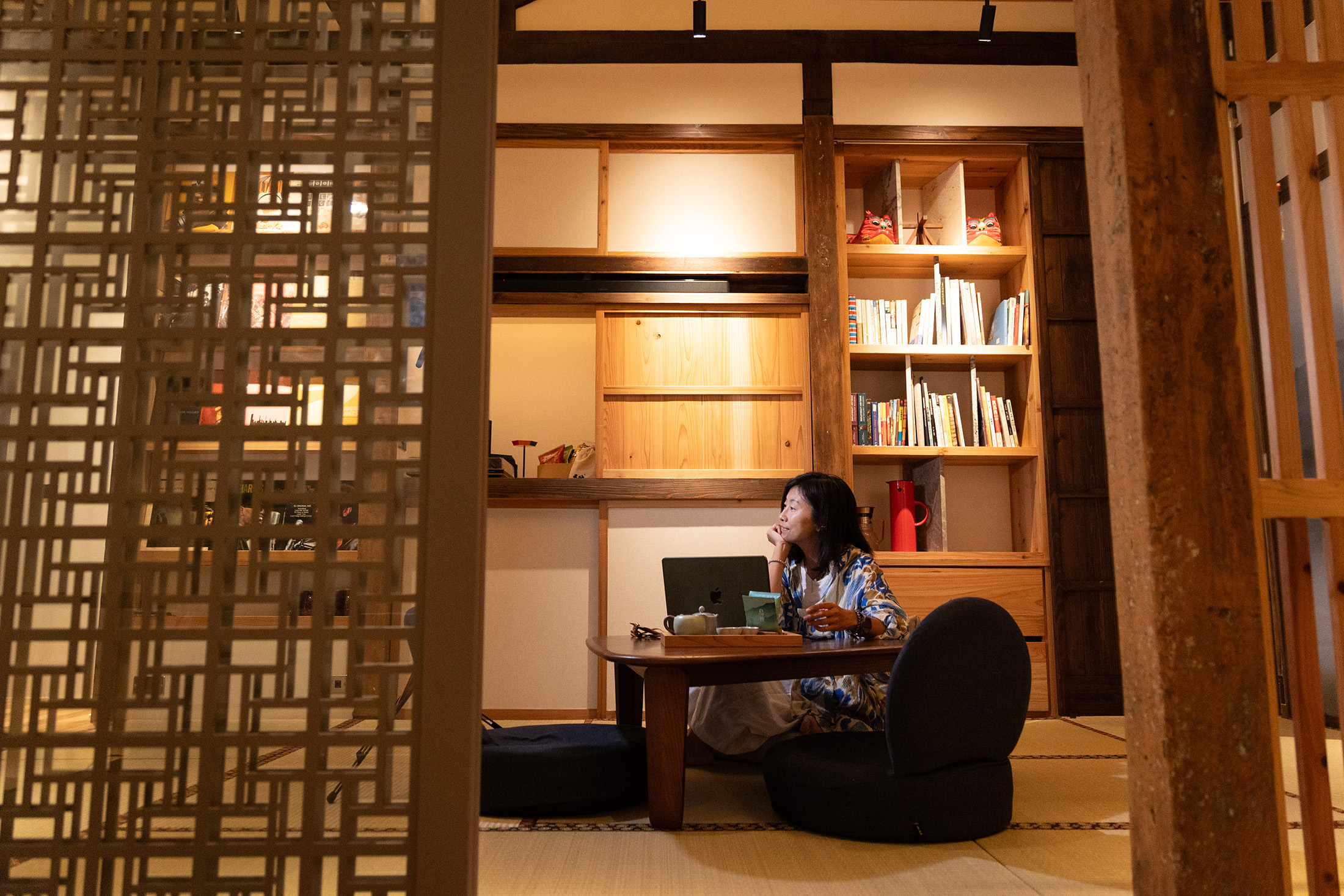 嘉義「弎秋」民宿鋪上榻榻米的客廳，散發著藺草的香氣，在這裡不論是發呆放空、打開筆電工作，或聽著音樂小酌，都無比享受。