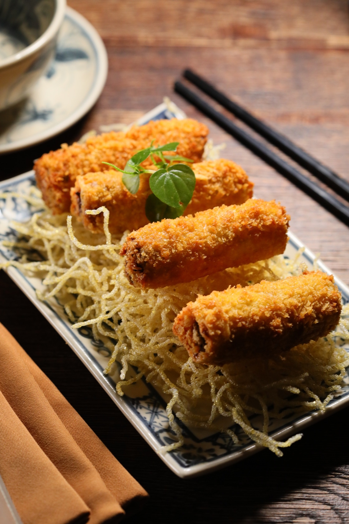 晚餐時段提供道地越南菜餚如「蘑菇河粉捲」。（越南盾210,000／份，約NT $275）