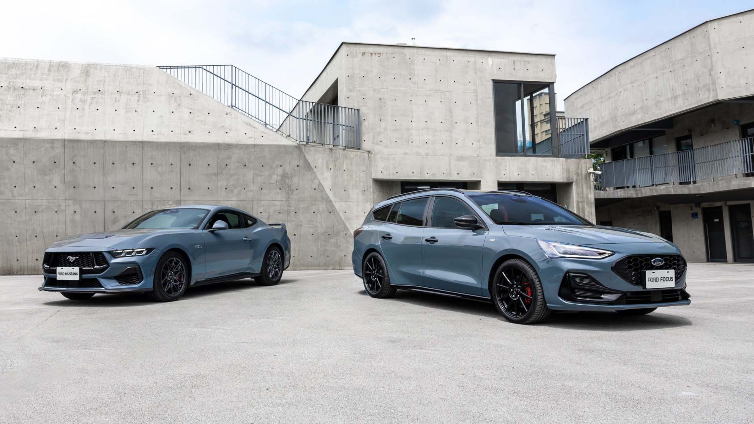 特式車提供原本搭載在Mustang上的專屬Vapor Blue Metallic車色。