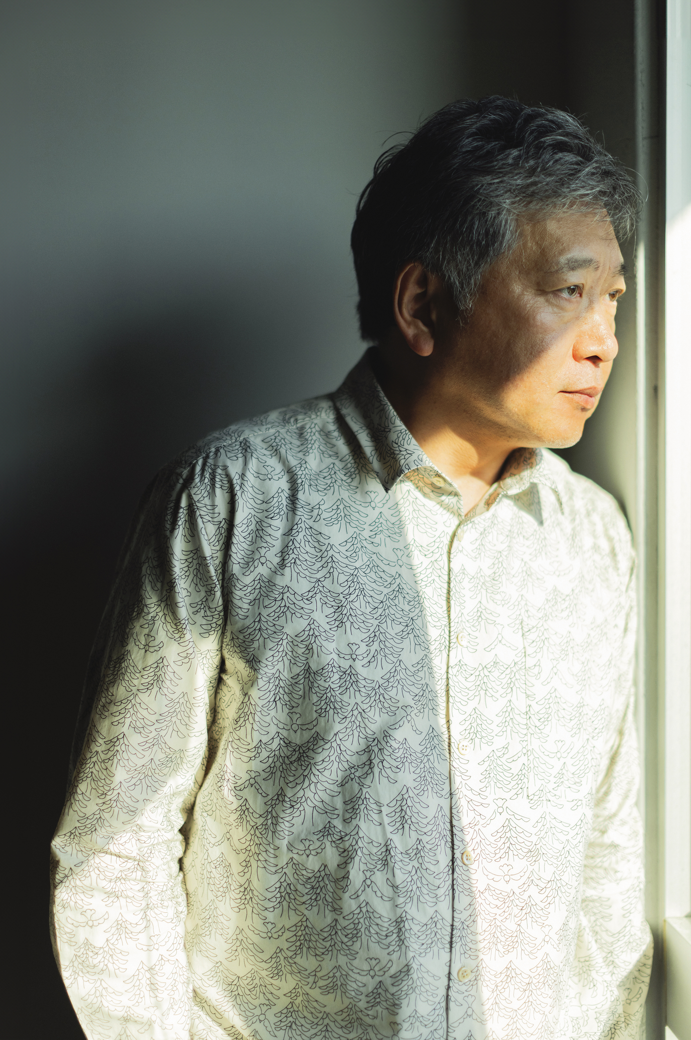 在拍攝《驀然回首》前，是枝裕和要求四個主角都去學畫。下筆的聲音，從猶疑不定到自信的轉變，也融合成電影之中微妙的體感。