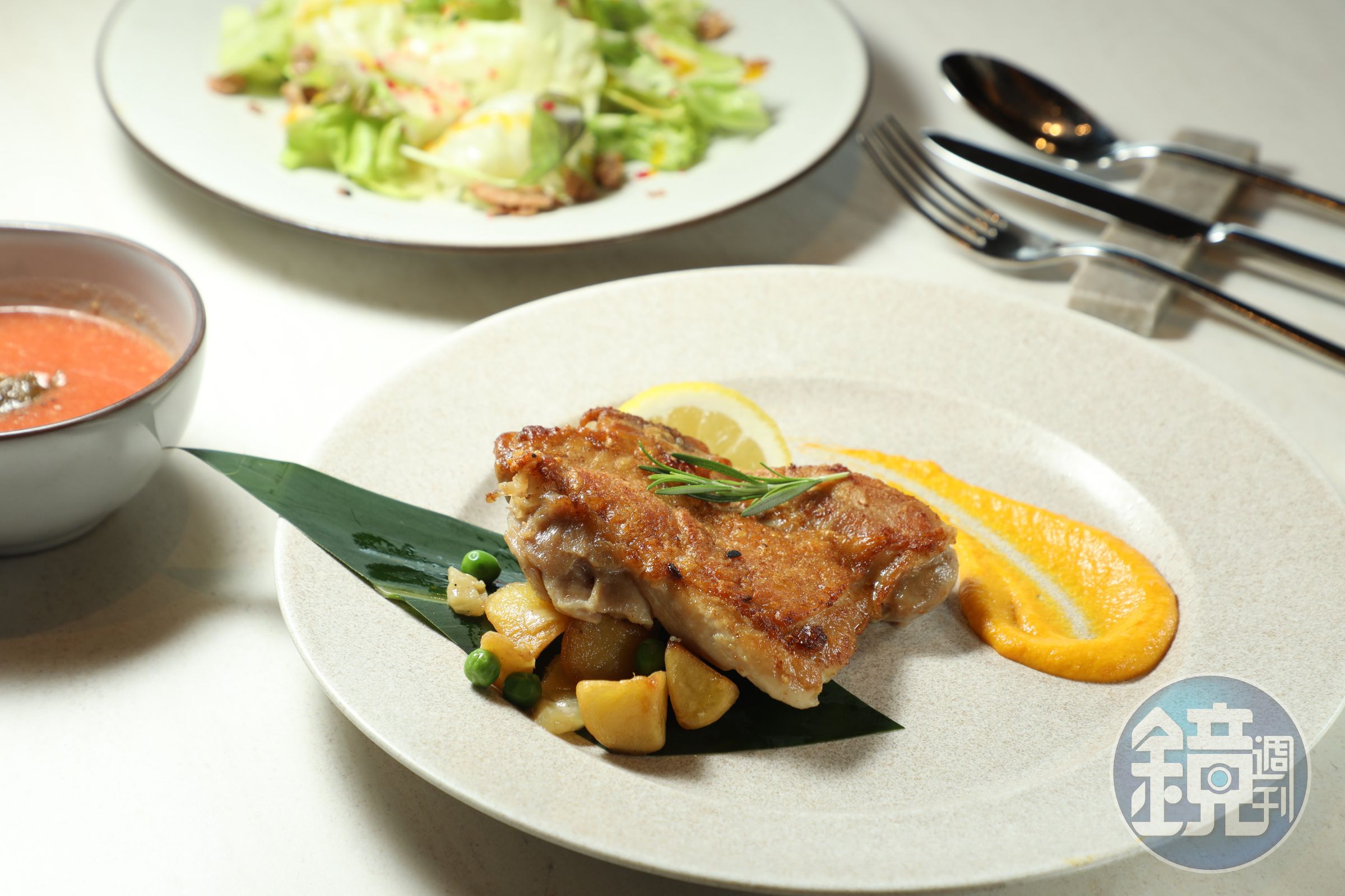 PANORAMA DINING的「炭烤香草山原雞」使用山原大自然孕育的香草雞,烤至外皮金黃酥脆。(3,000日圓/份,約NT$594)