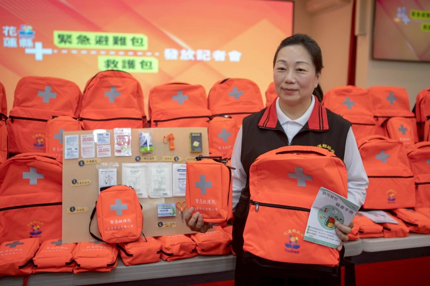 花蓮縣政府防災避難包中的手電筒冒煙，挨轟變成災難包。（花蓮縣政府提供）