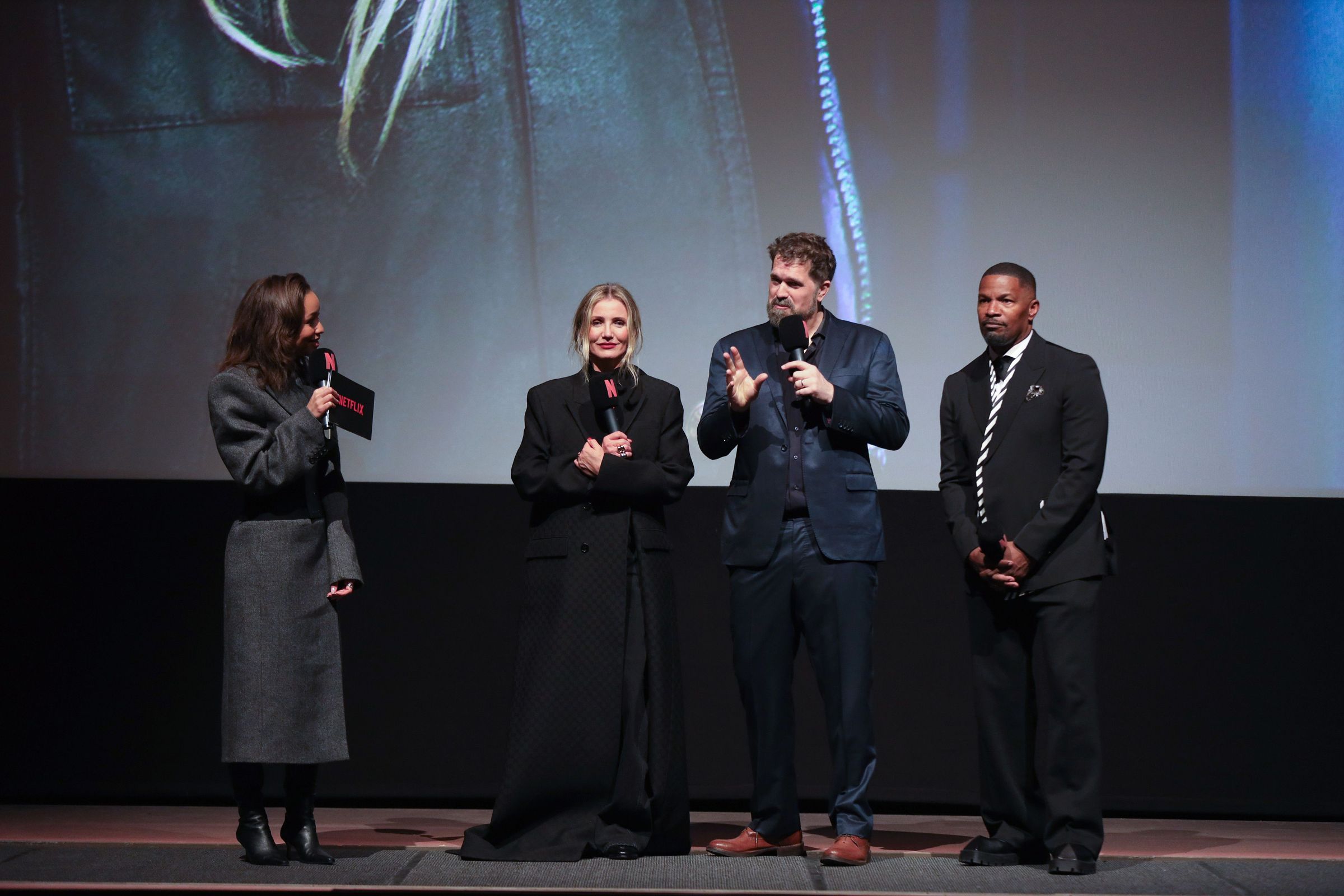 導演塞斯高登（左起）、卡麥蓉狄亞、傑米福克斯在首映後進入影廳，與觀眾打招呼。（Netflix提供）