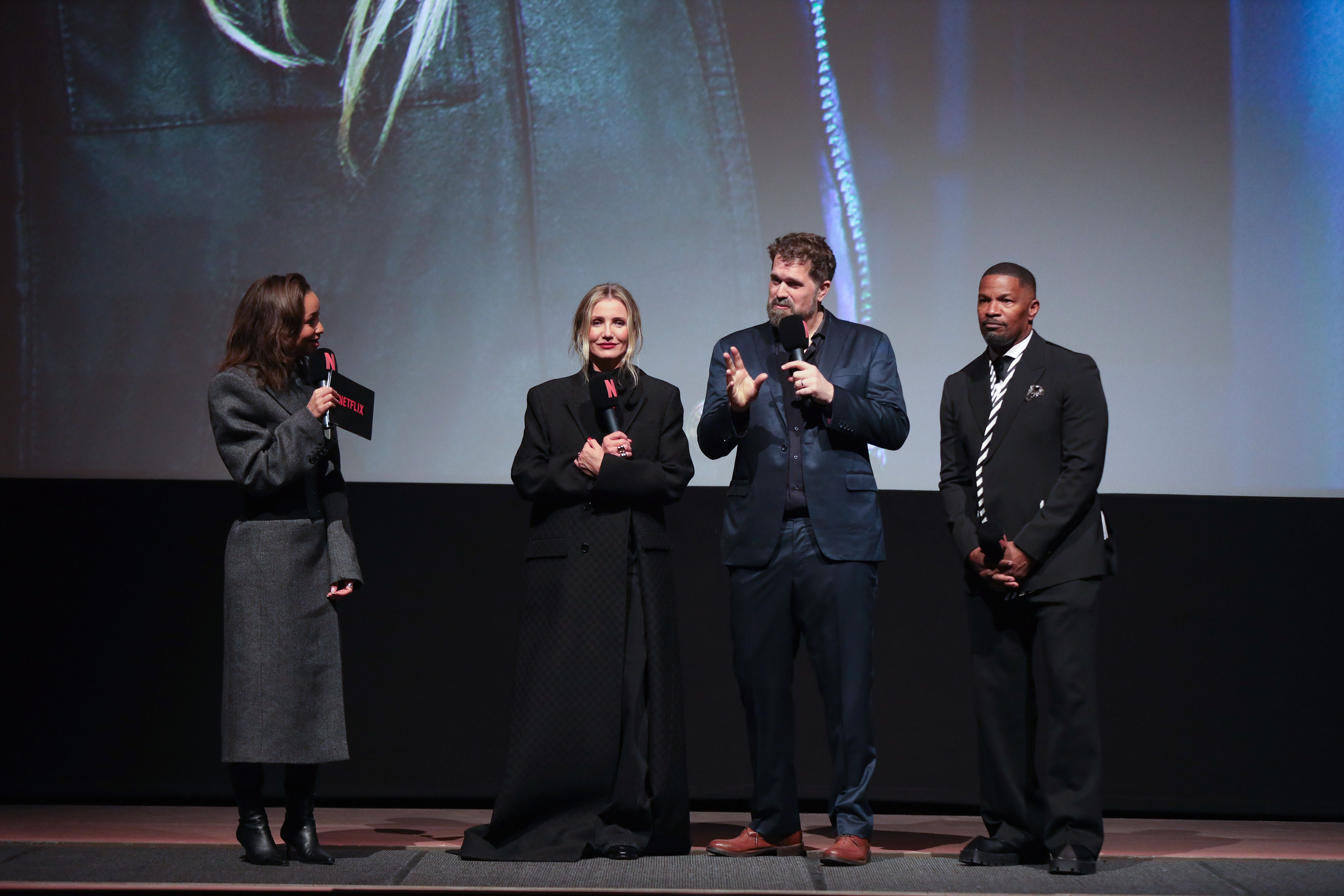 導演塞斯高登（左起）、卡麥蓉狄亞、傑米福克斯在首映後進入影廳，與觀眾打招呼。（Netflix提供）