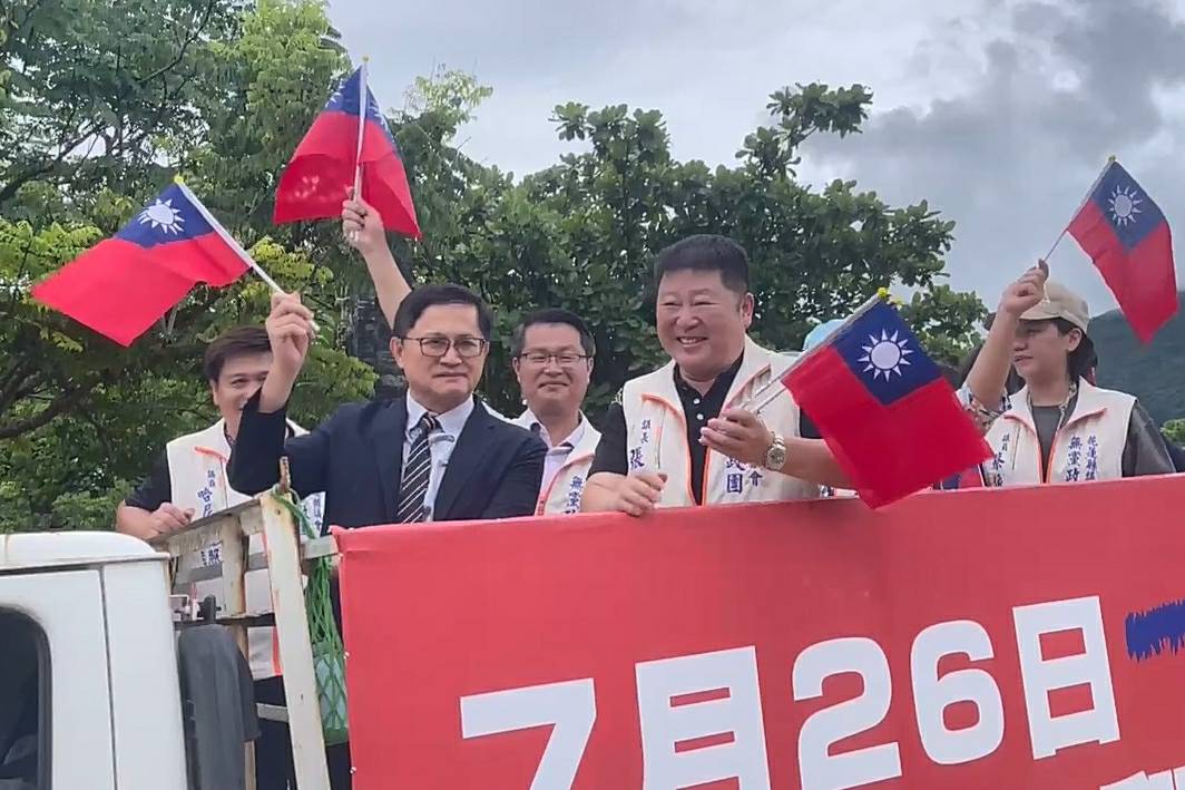 童子賢今與花蓮縣議長張峻同台，站上拔傅車隊宣傳罷免傅崐萁。（鏡新聞）