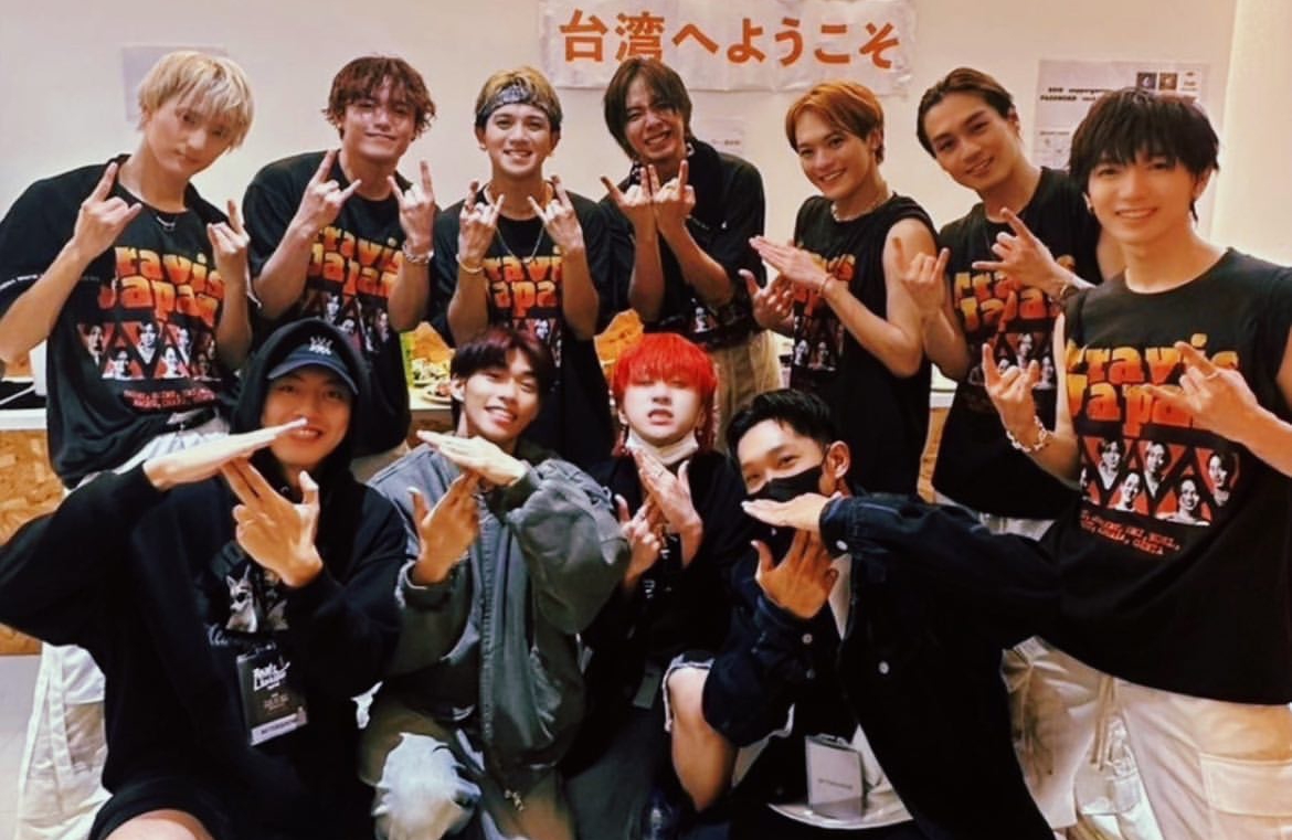 U:NUS（前排）與星達拓男團Travis Japan相見歡，在後台一起合照。（翻攝U:NUS INS）