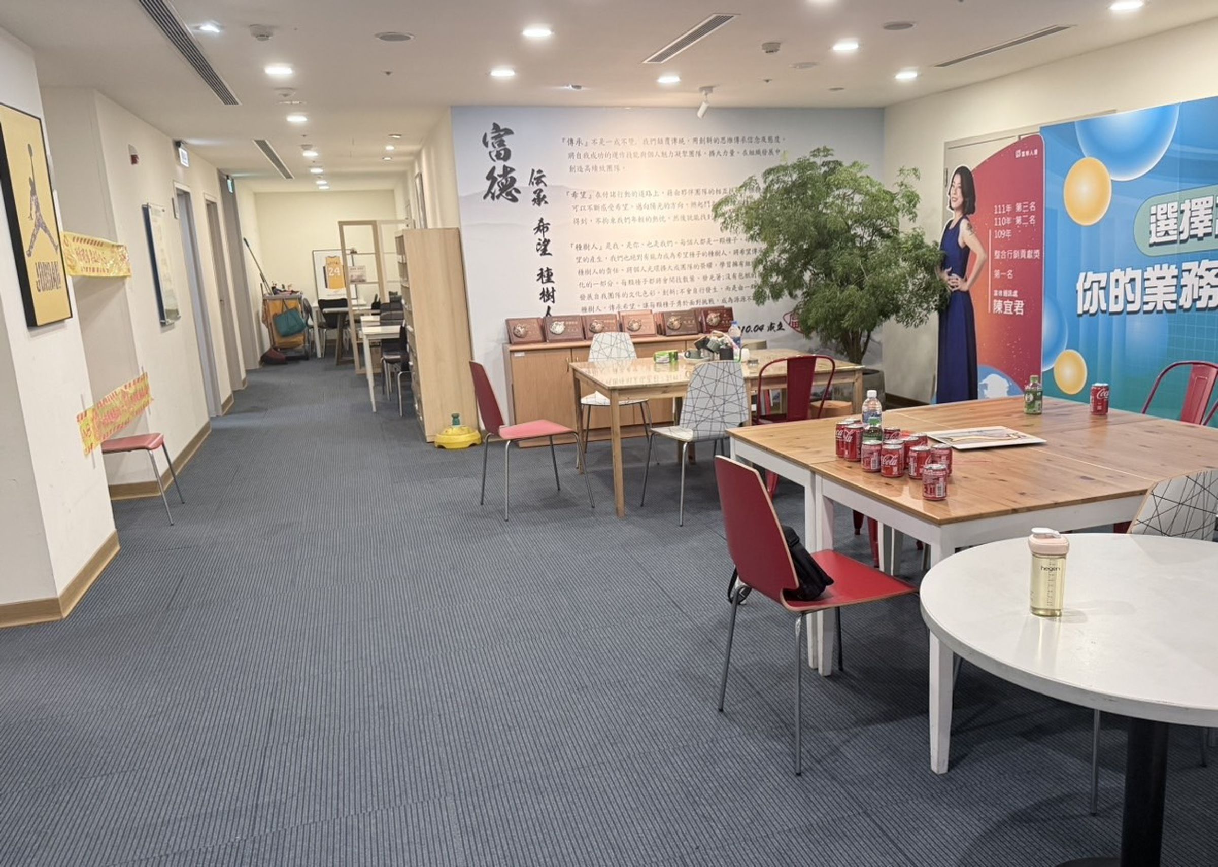 持刀闖入的黃男坐在該公司公共休息區等候，並伺機尾隨被害人進入廁所。翻攝畫面