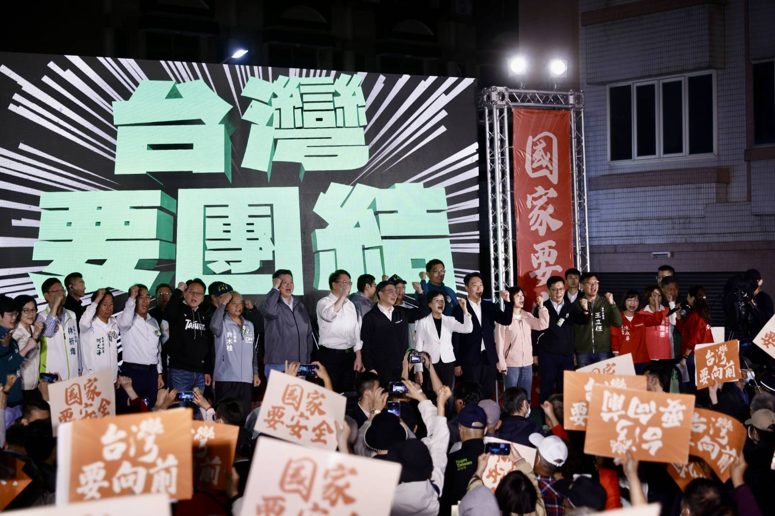 卓榮泰表示，「為了保護台灣，我必須提出覆議站在那邊」。