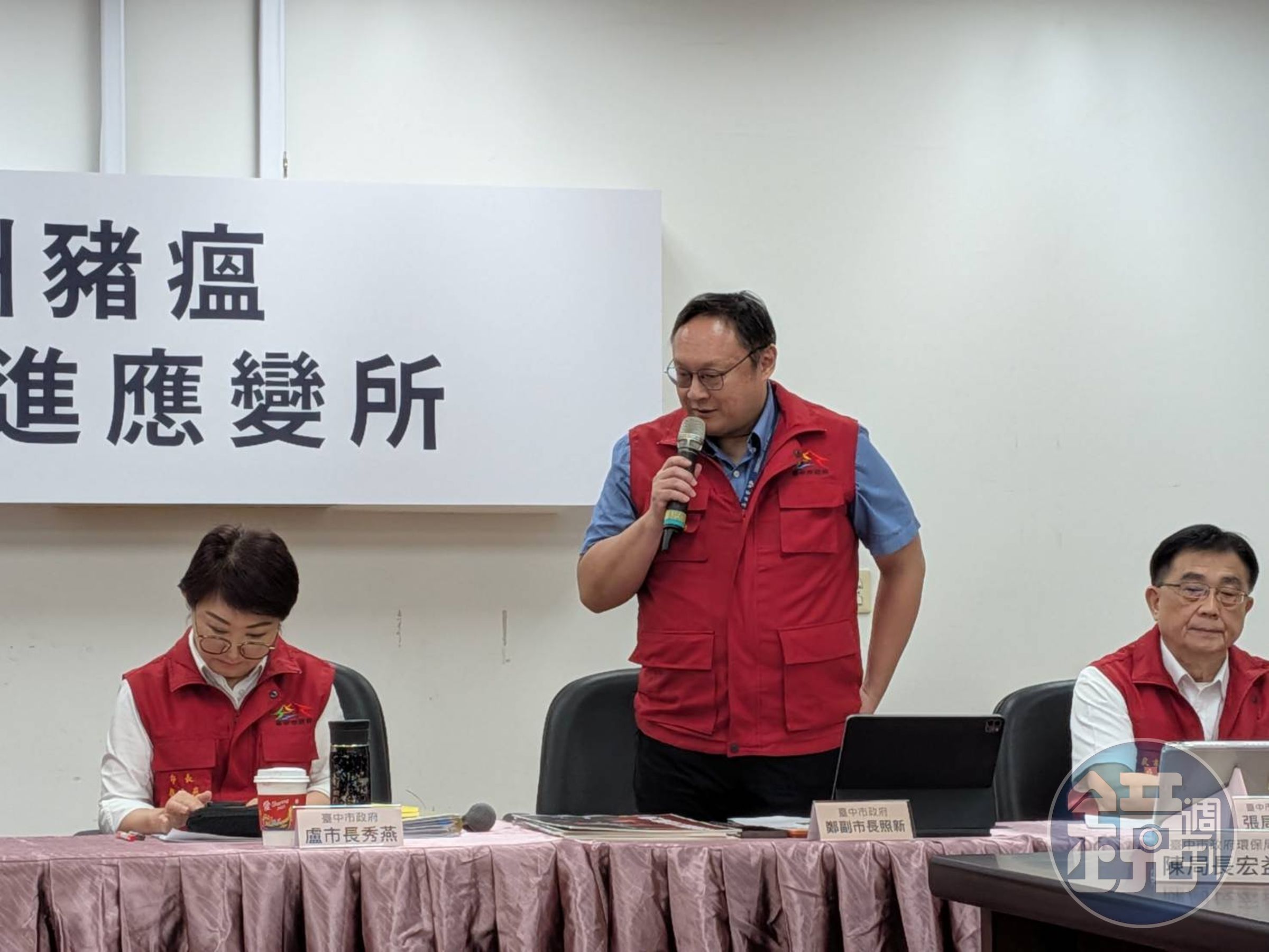 台中市副市長鄭照新昨新增1名獸醫師,市議員江肇國酸:「已經可以湊一桌了」。