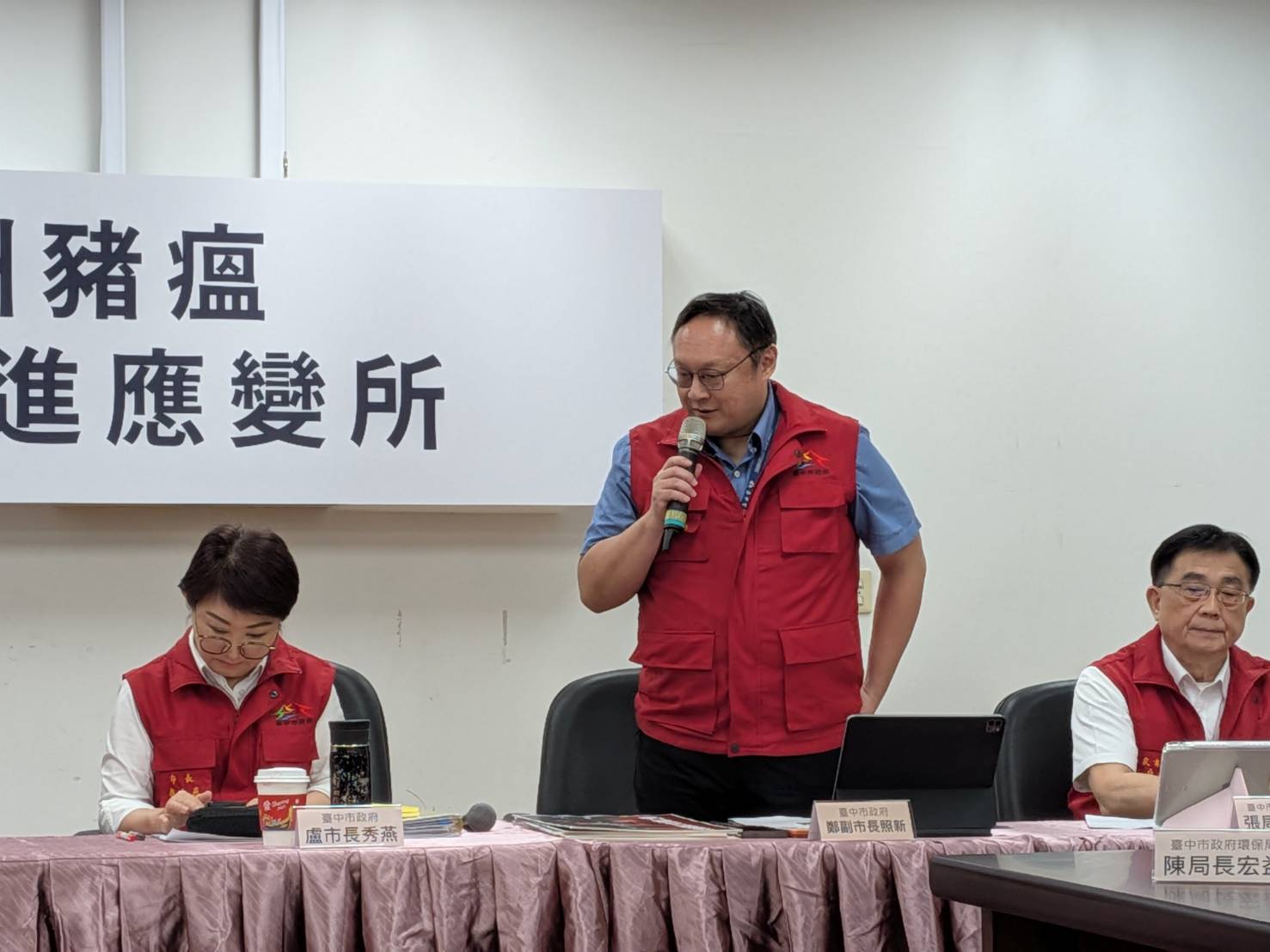 台中市副市長鄭照新昨新增1名獸醫師，市議員江肇國酸：「已經可以湊一桌了」。