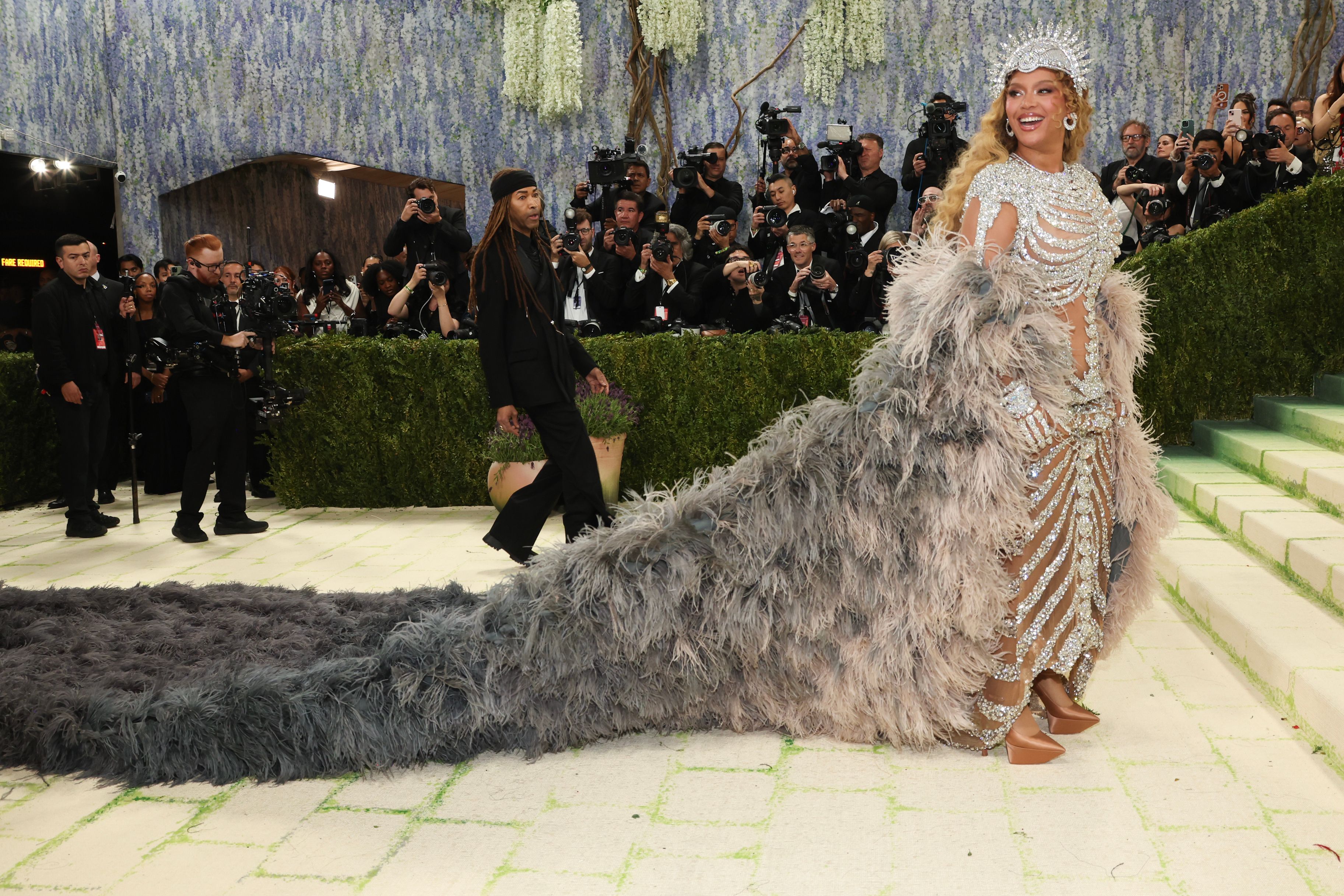 碧昂絲暌違10年回到了Met Gala，選穿法國設計師Olivier Rousteing的服裝，綴滿羽毛，與鑲嵌數百克拉的蕭邦鑽石。（東方IC）