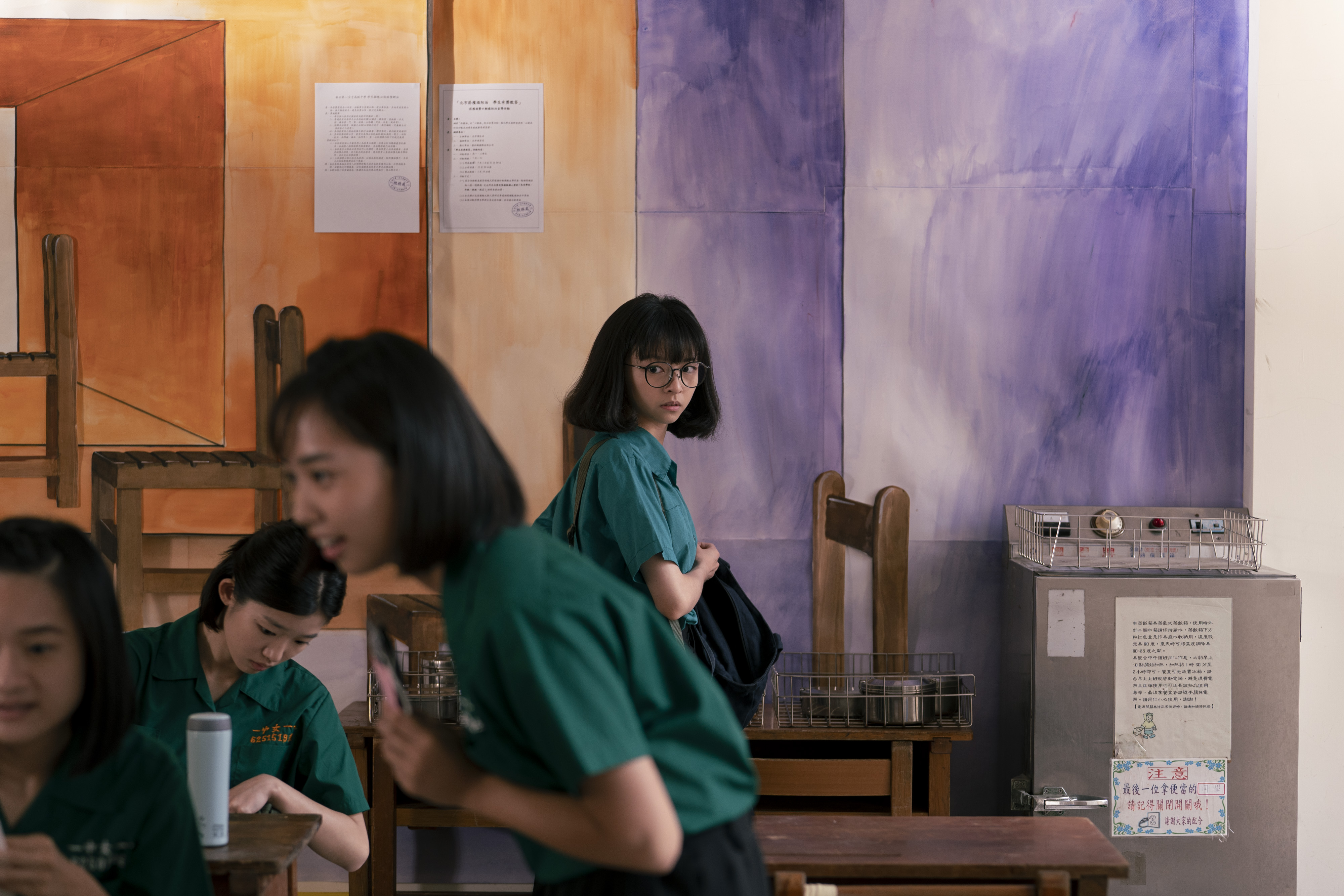 《夜校女生》講述2個分別就讀同校日、夜間部的女學生，經歷學業、愛情以及家庭等不同考驗。（興揚電影提供）