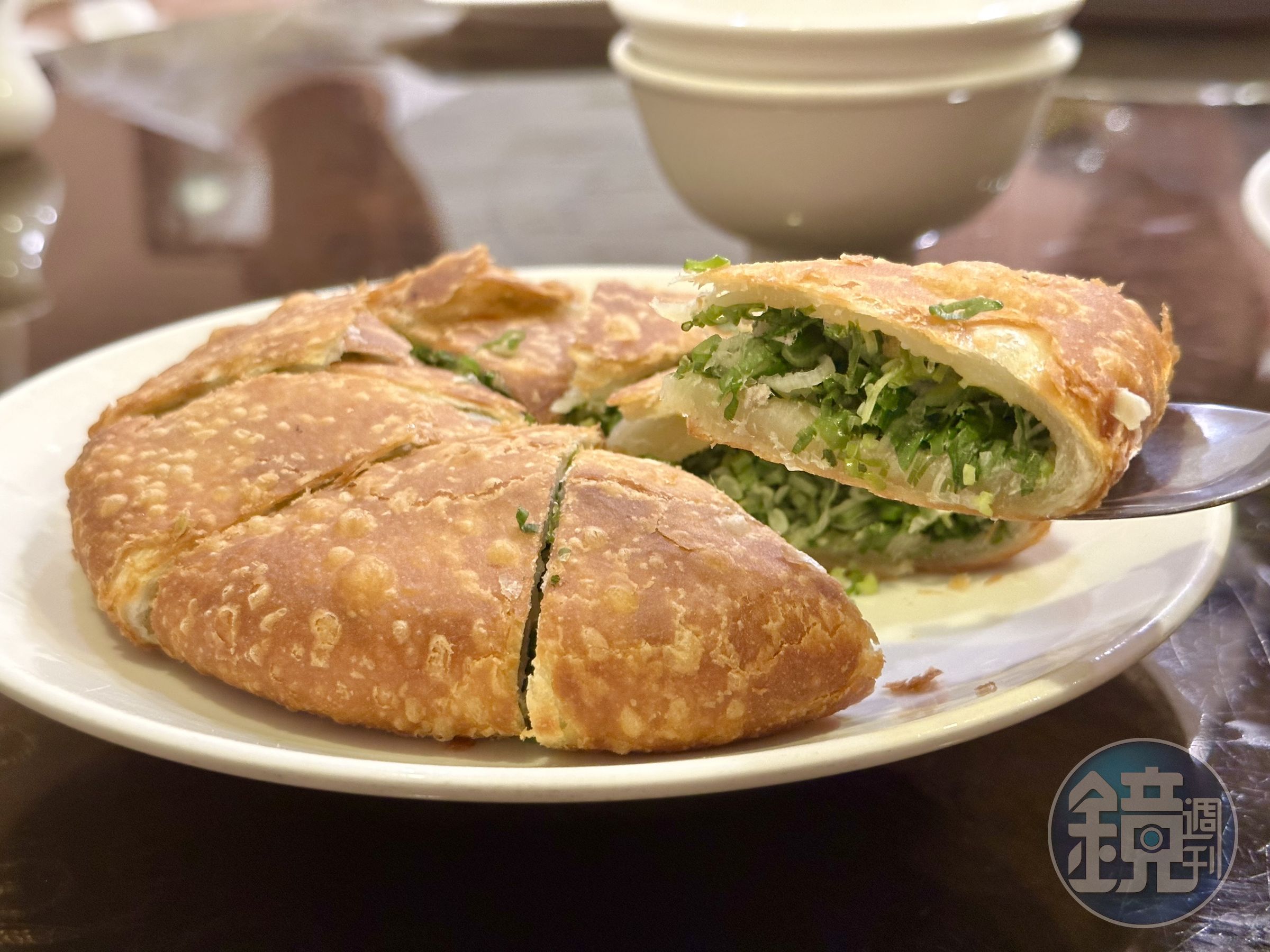 「厚餅」皮酥有嚼勁，每一口都能咬到滿滿蔥花。（200元／張）