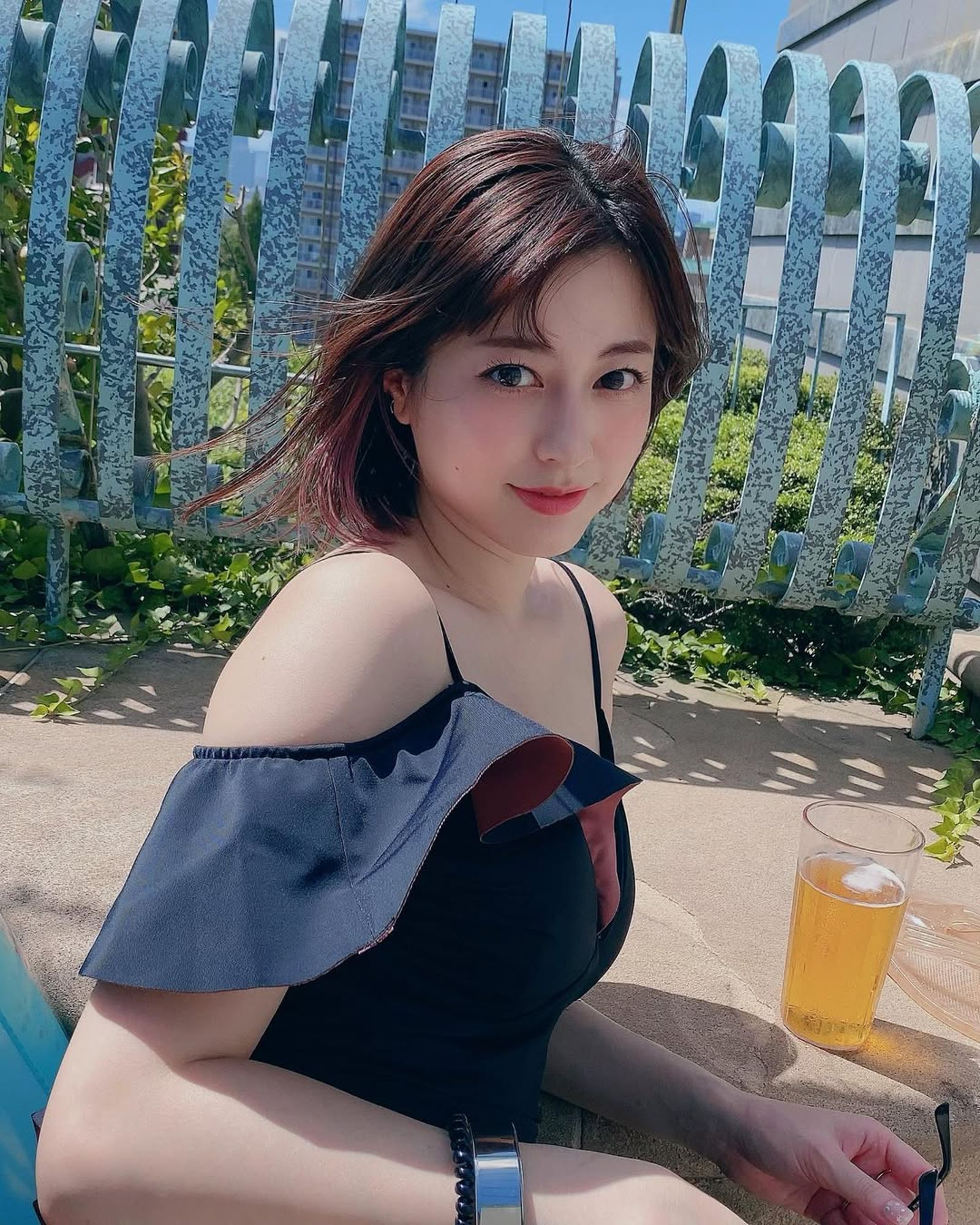 杉本有美過去曾於2016年與圈外男性結婚，但於2019年宣布離婚，之後逐漸回歸個人生活。（翻攝自杉本有美 IG）