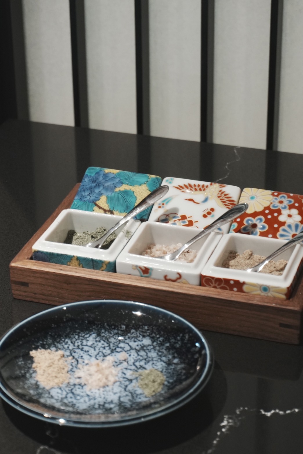 SHABU ZEN為「東寶黑豬里肌」準備「煙燻鹽」、「昆布鹽」與「胡椒鹽」三種不同鹽，襯托肉質的甜美與香氣。