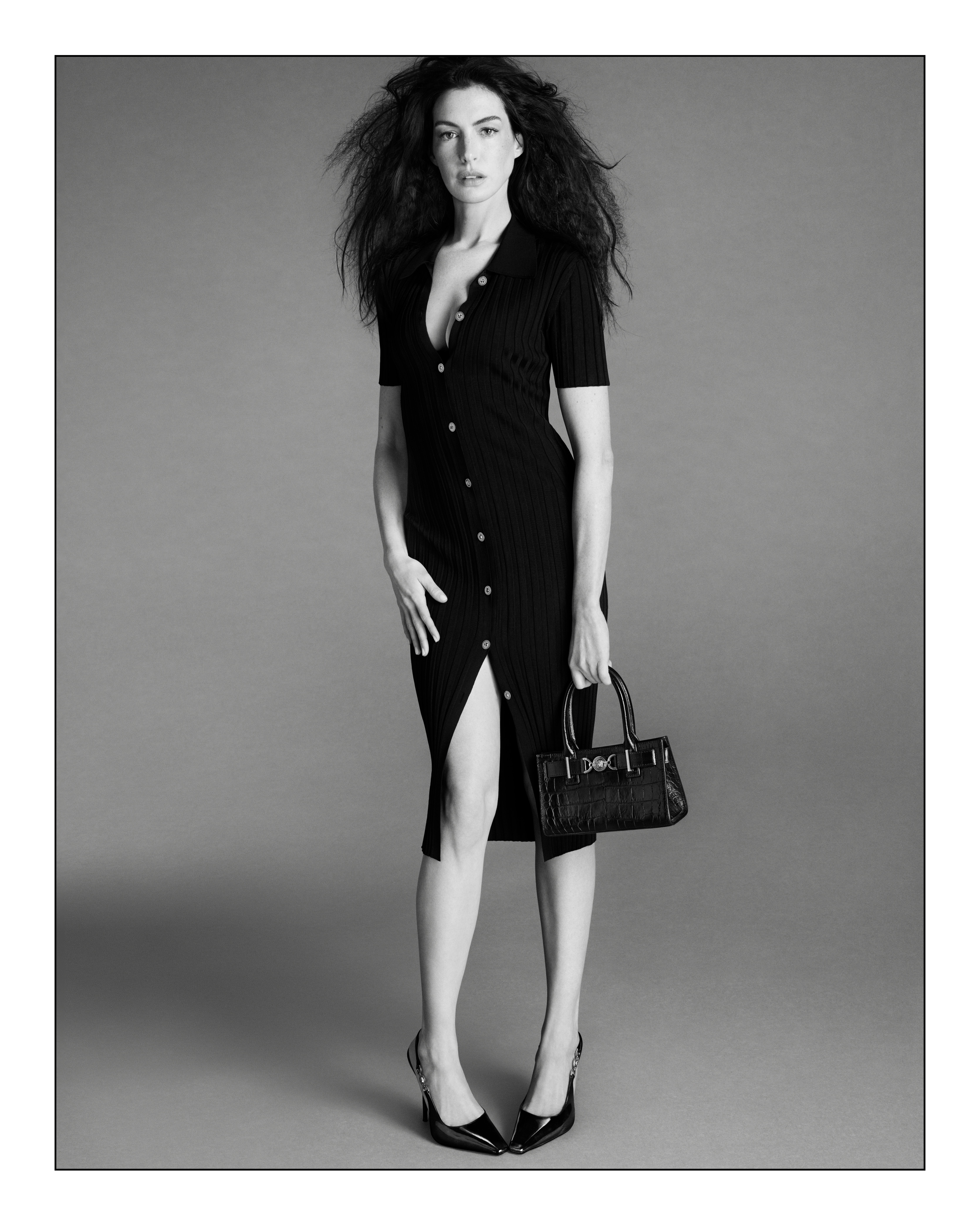 安·海瑟薇(Anne Hathaway)再度上陣代表Versace Icons女性形象。(Versace提供)