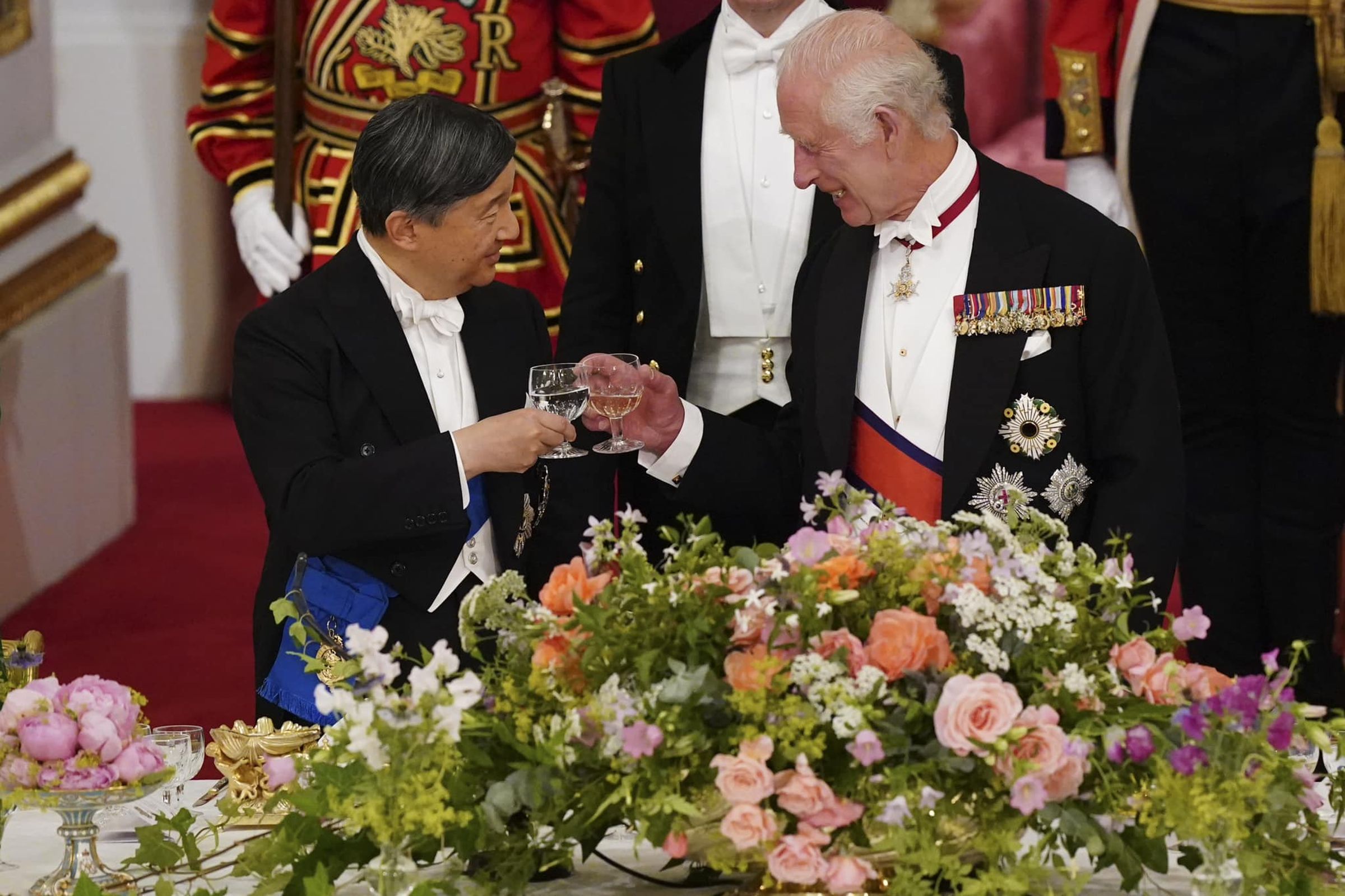 查爾斯三世(右)昨在白金漢宮接待德仁天皇(左)。(翻攝The Royal Family臉書)
