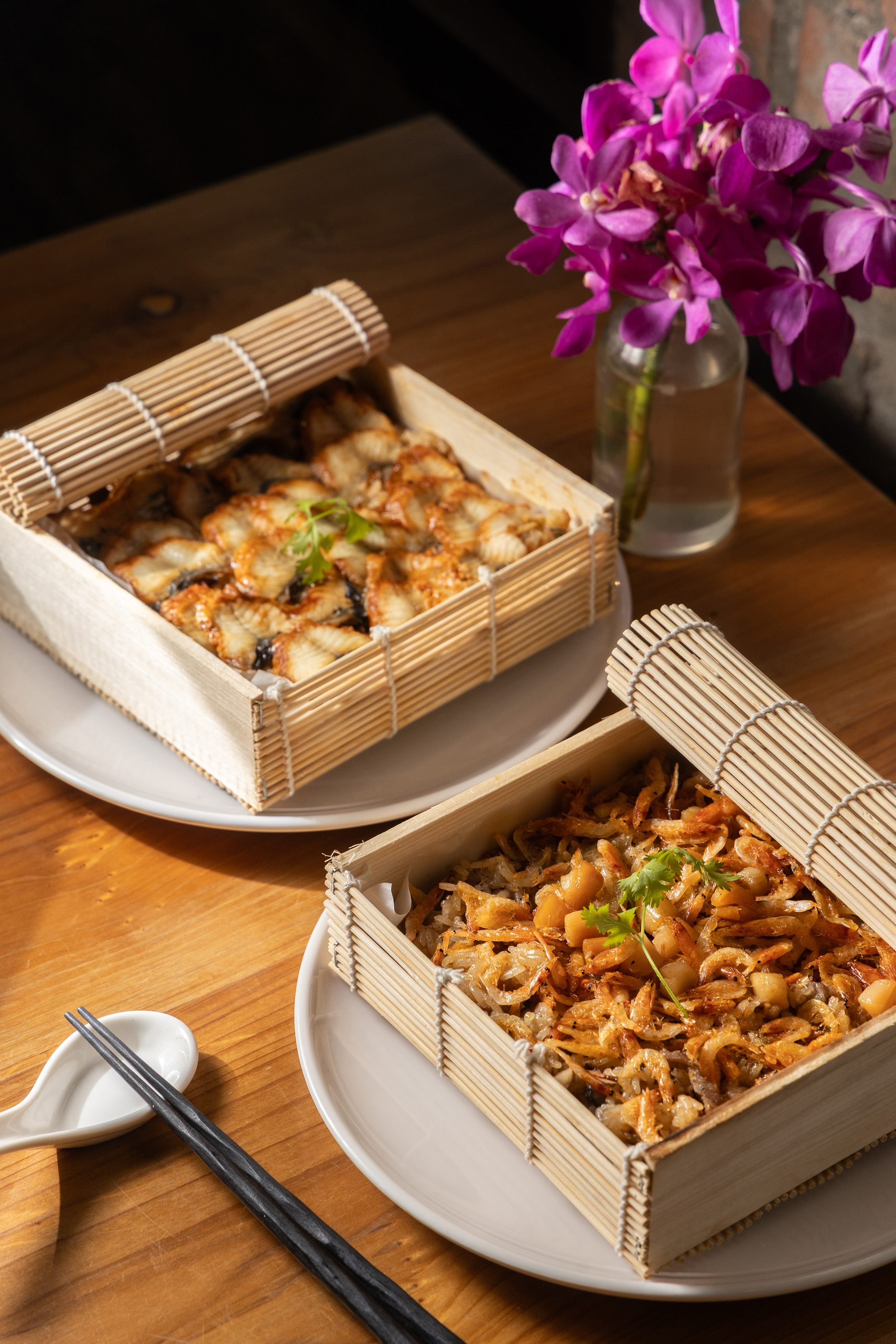 旅客也能在頓物驛買到特製的「御鰻醇香油飯」（上，600元／份）或「櫻蝦豐年糯米飯」（下，550元／份）當伴手禮帶回家。