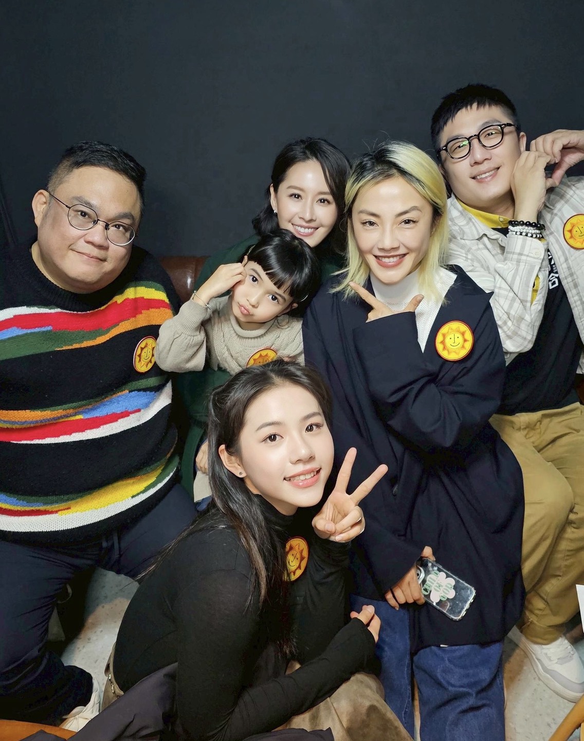 導演林孝謙（後排左起）、陳蕾朵、曾愷玹、編劇呂安弦與羅晨恩（前排左）、張允曦（前排右）映後活動開心合影。（壹壹喜喜提供）