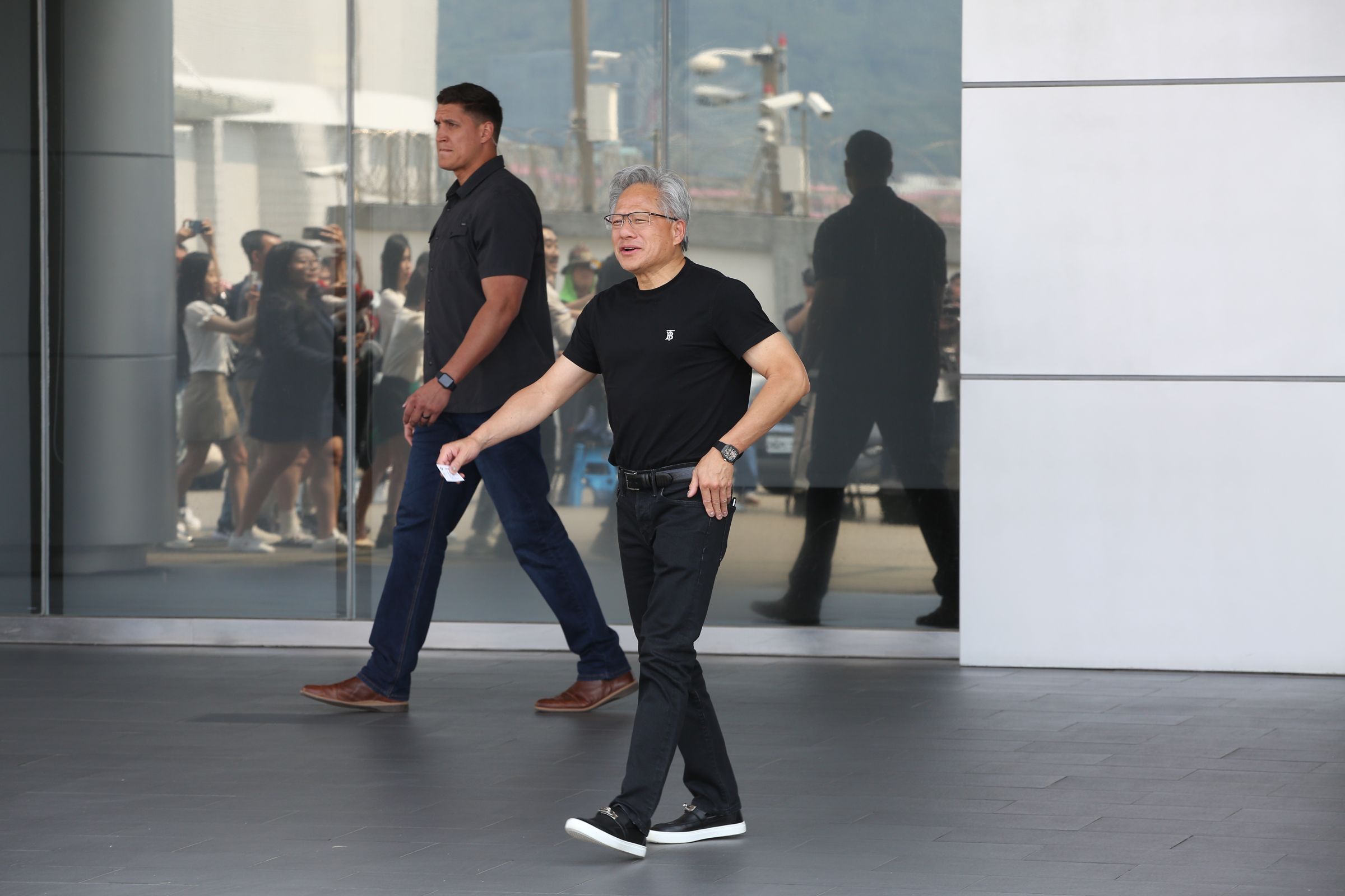 黃仁勳今下午穿Burberry萬元黑色短T現身松山機場。（鏡報新聞網提供）