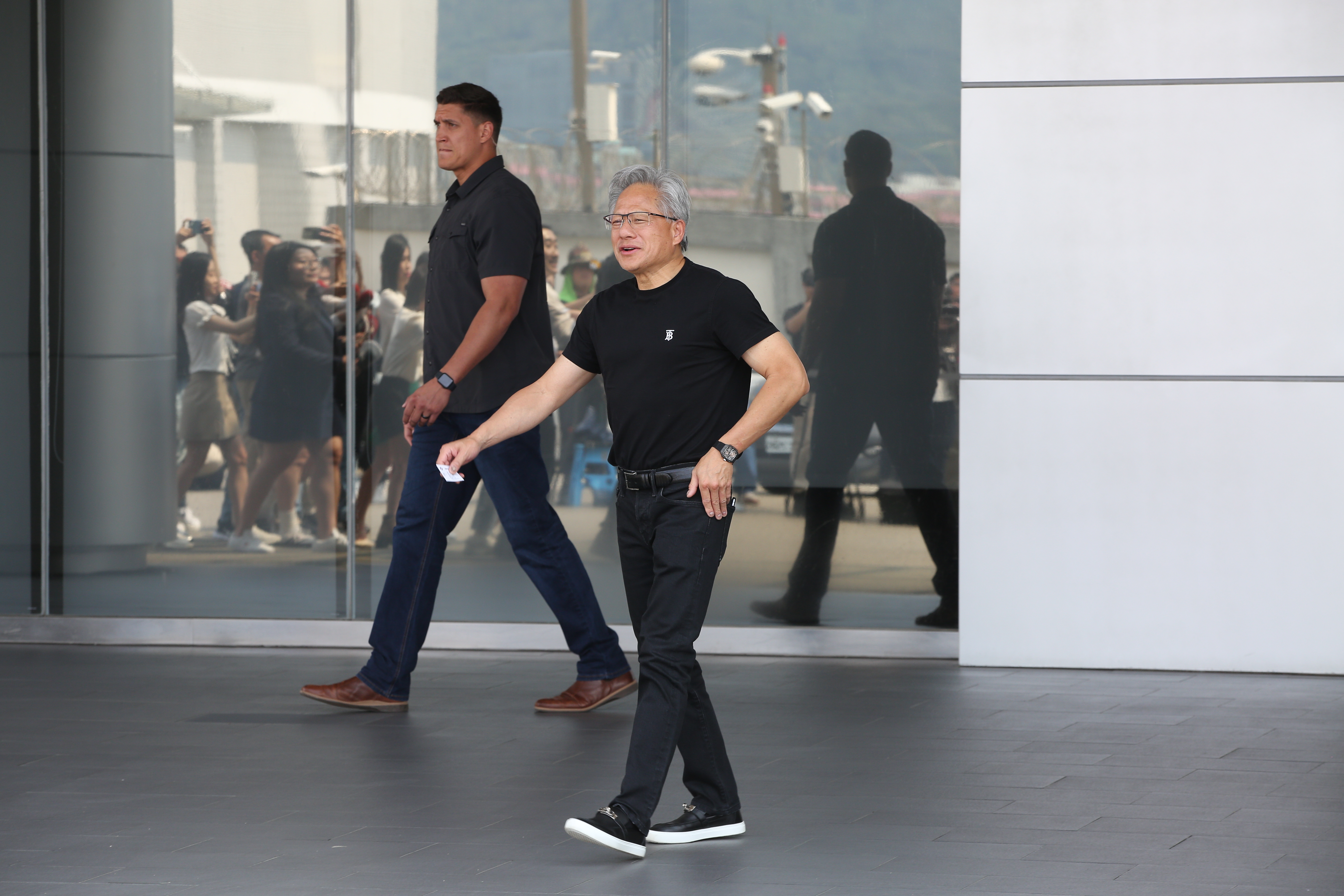 黃仁勳今下午穿Burberry萬元黑色短T現身松山機場。（鏡報新聞網提供）