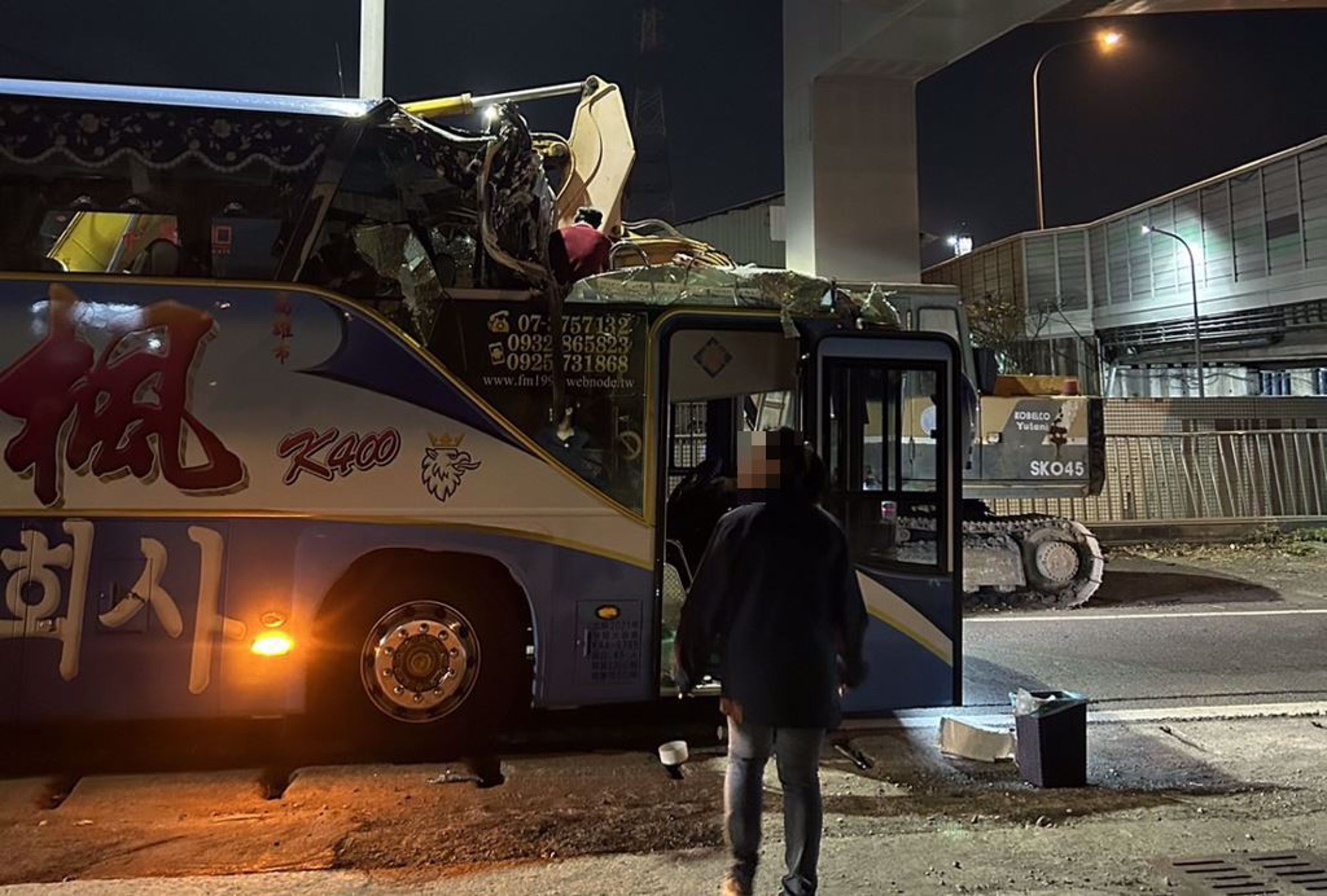 高雄市一輛遊覽車20日晚間未注意涵洞限高撞上,導致坐在前排的老翁喪命。(翻攝照片)