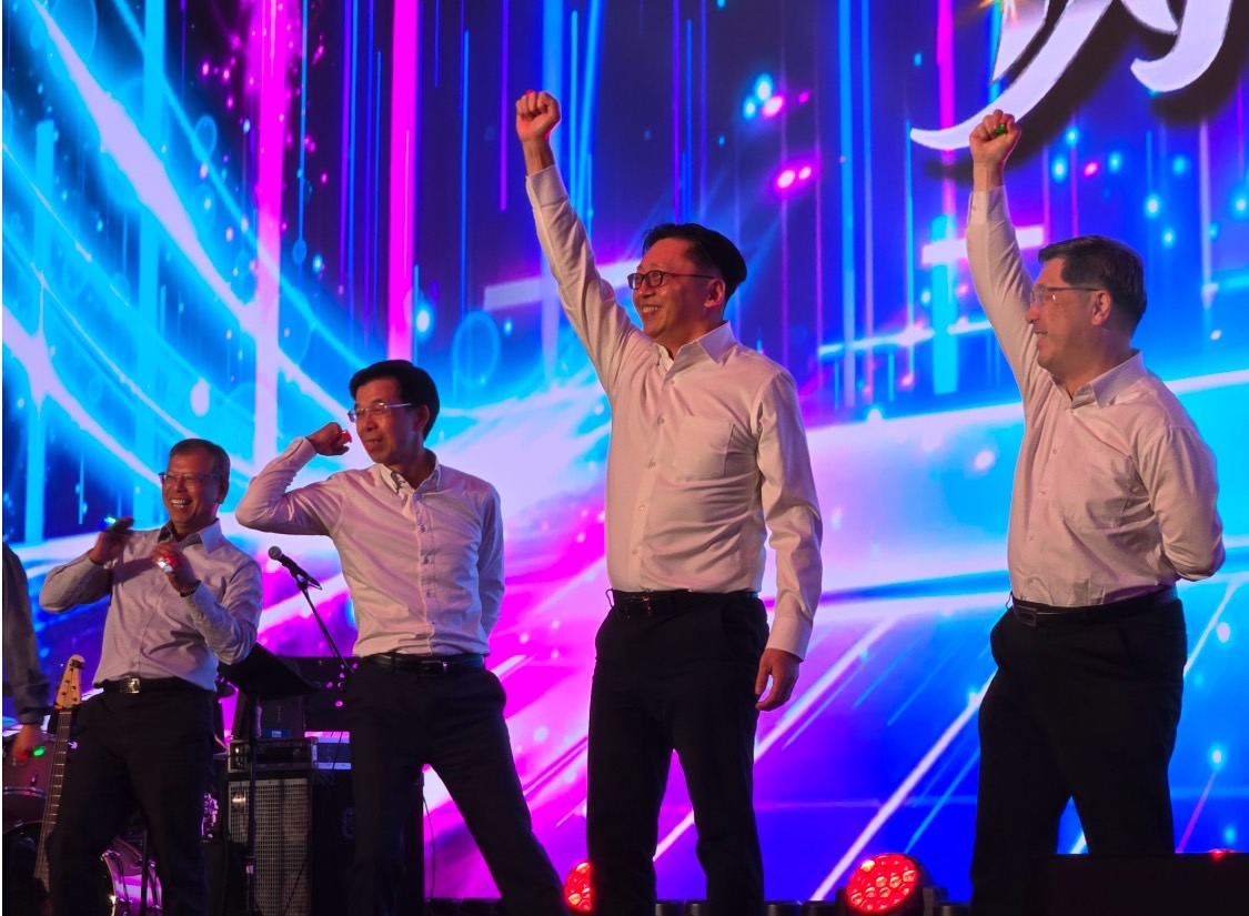 和泰車尾牙氣氛超嗨，總座蘇純興領跳16蹲。（和泰車提供） 