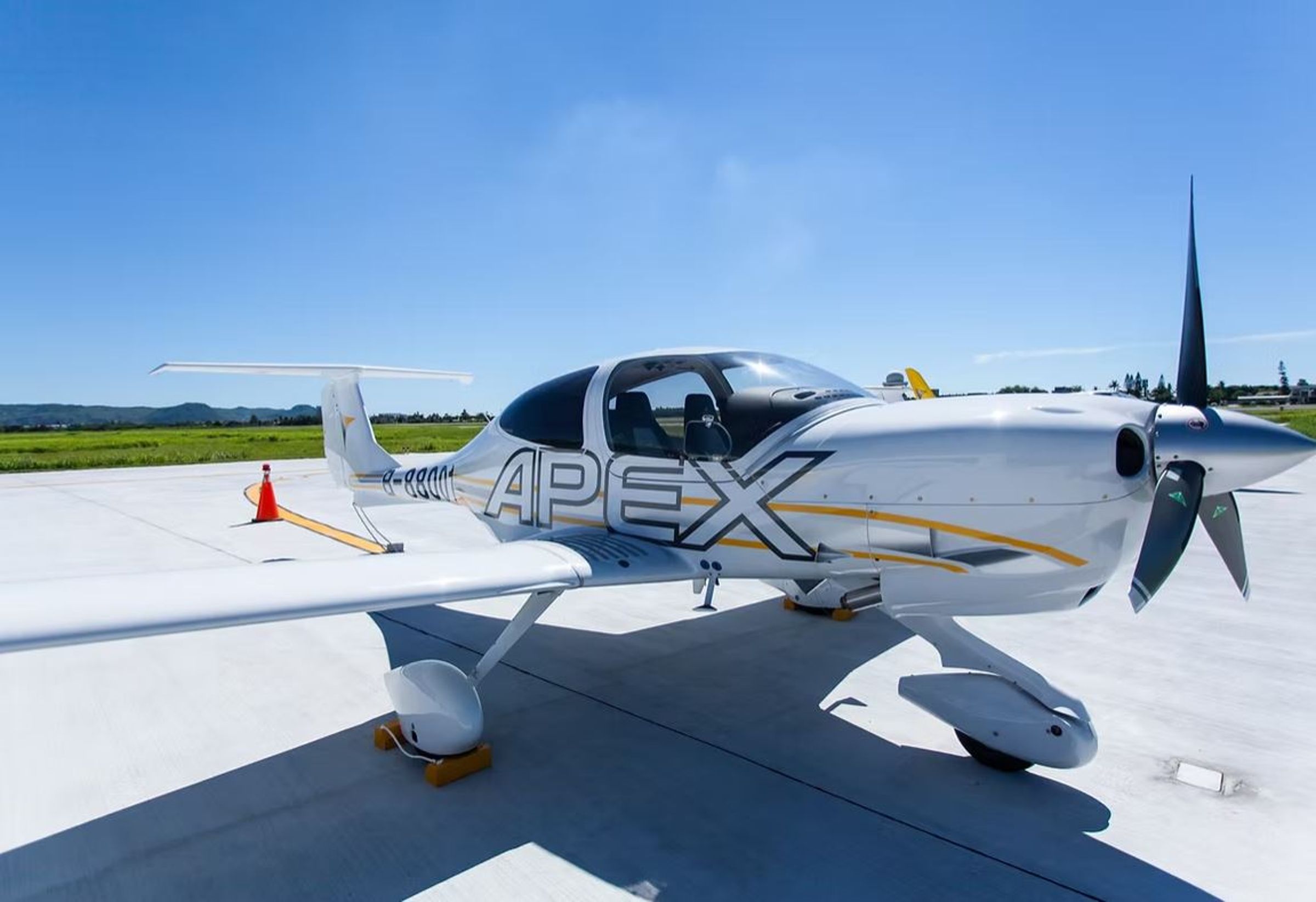 安捷航空DA-40型機。圖非當事教練機。（翻攝安捷航空官網）