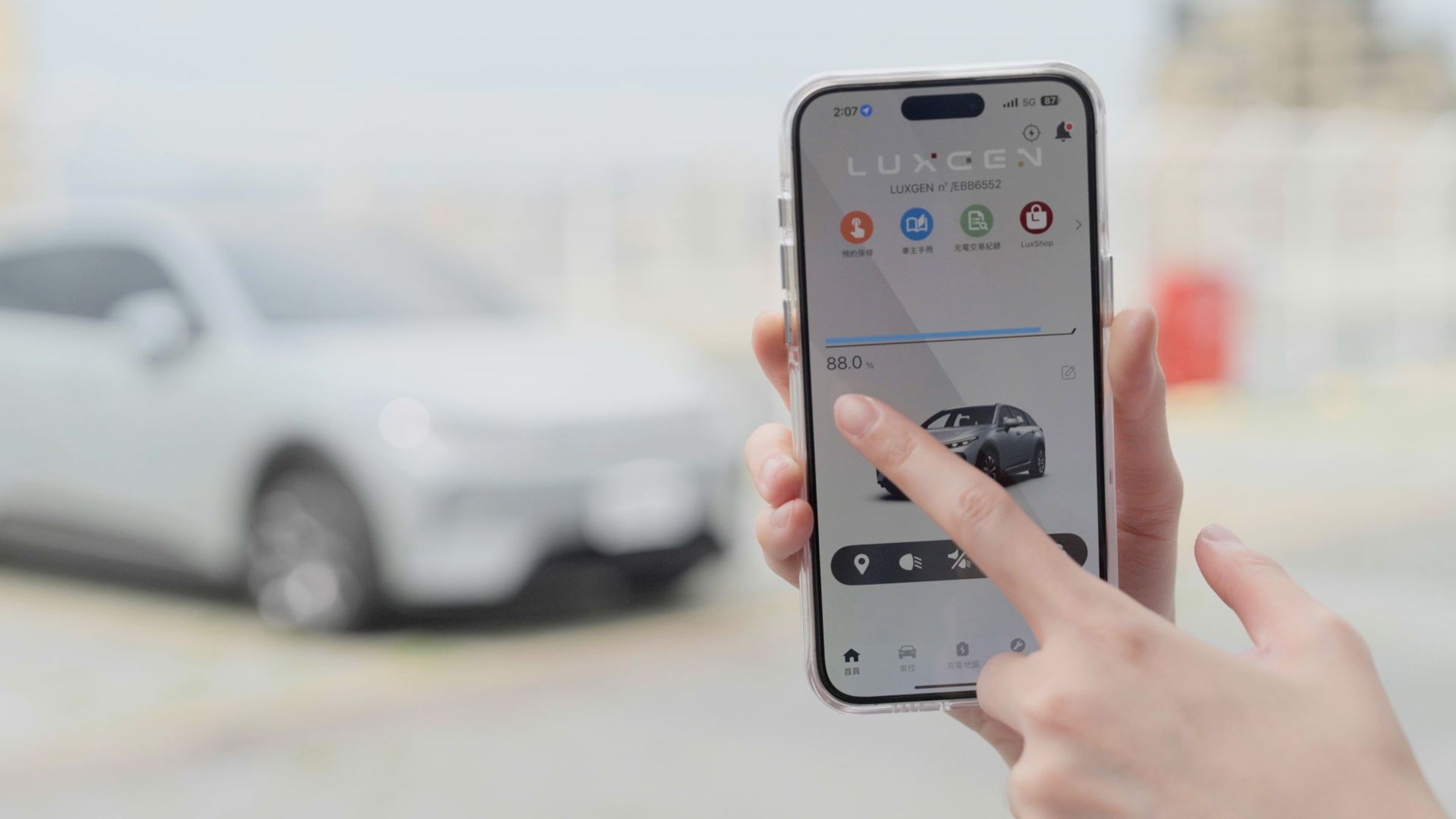 LUXGEN n⁷的「手機解鎖」、「一鍵尋車」和「即時電量」功能,讓車主在高溫下輕鬆上車、快速找到愛車,並有效規劃充電行程,提升夏日行車便利與舒適度。