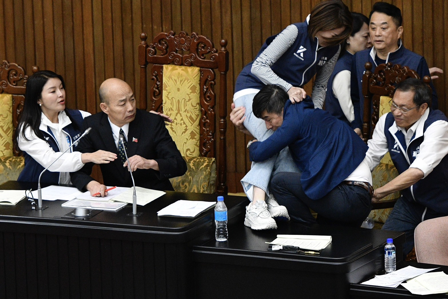 正妹藍委陳菁徽，遭綠營鍾佳濱「熊抱」！韓國瑜表情很有戲。