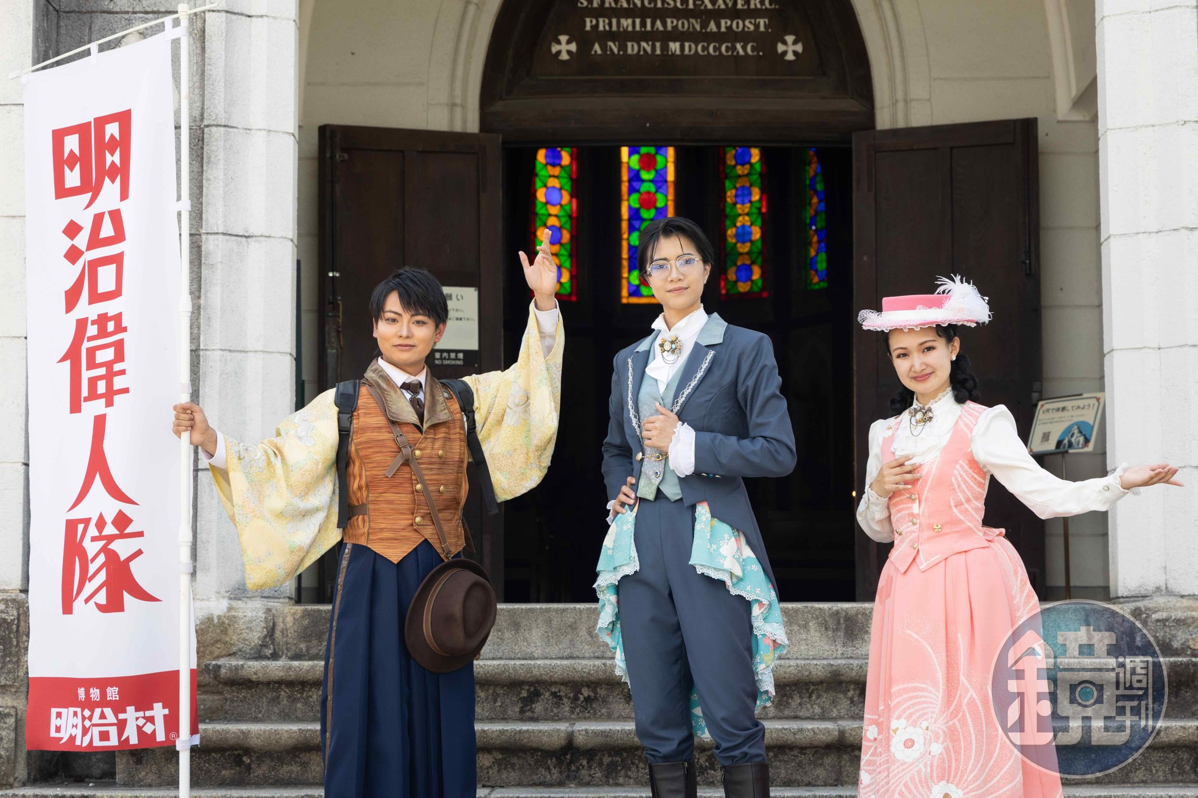 「明治偉人隊」由真人演員飾演福澤諭吉、津田梅子等名人與遊客拍照互動。