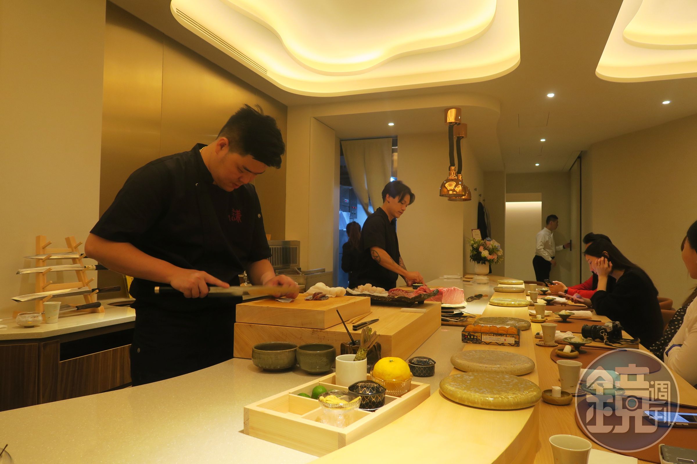 壽司食材的料理台被安排在正中央，讓所有食客都欣賞得到。